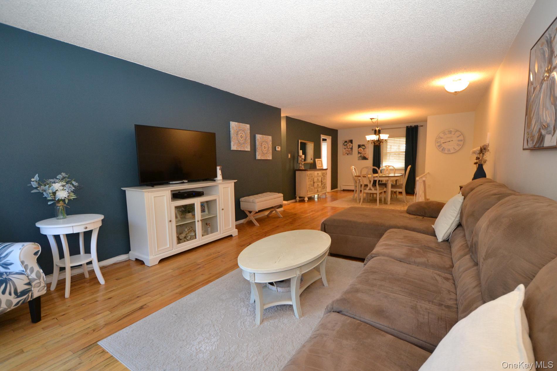 #9 photo, 25 Glen Hollow Drive, سوفولك Holtsville , NY 11742