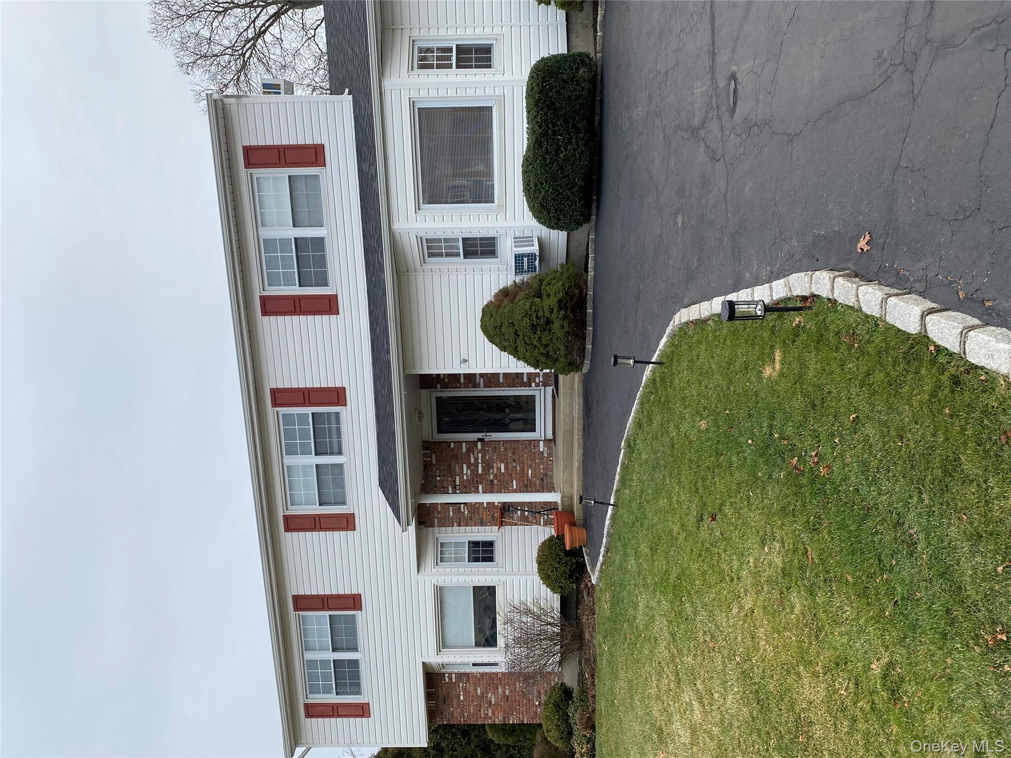 #1 photo, 6 Gaines Drive, מחוז סאפוק Farmingville , NY 11738
