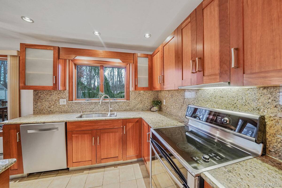 #14 photo, 52 San Rafael Avenue, מחוז סאפוק Holbrook , NY 11741