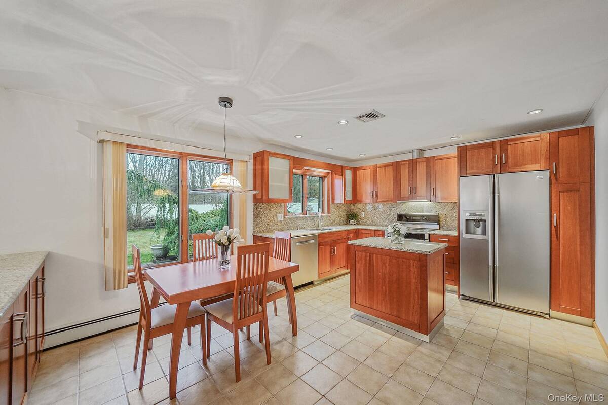 #15 photo, 52 San Rafael Avenue, מחוז סאפוק Holbrook , NY 11741