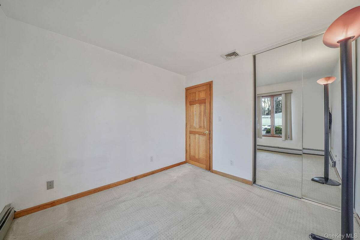 #28 photo, 52 San Rafael Avenue, מחוז סאפוק Holbrook , NY 11741