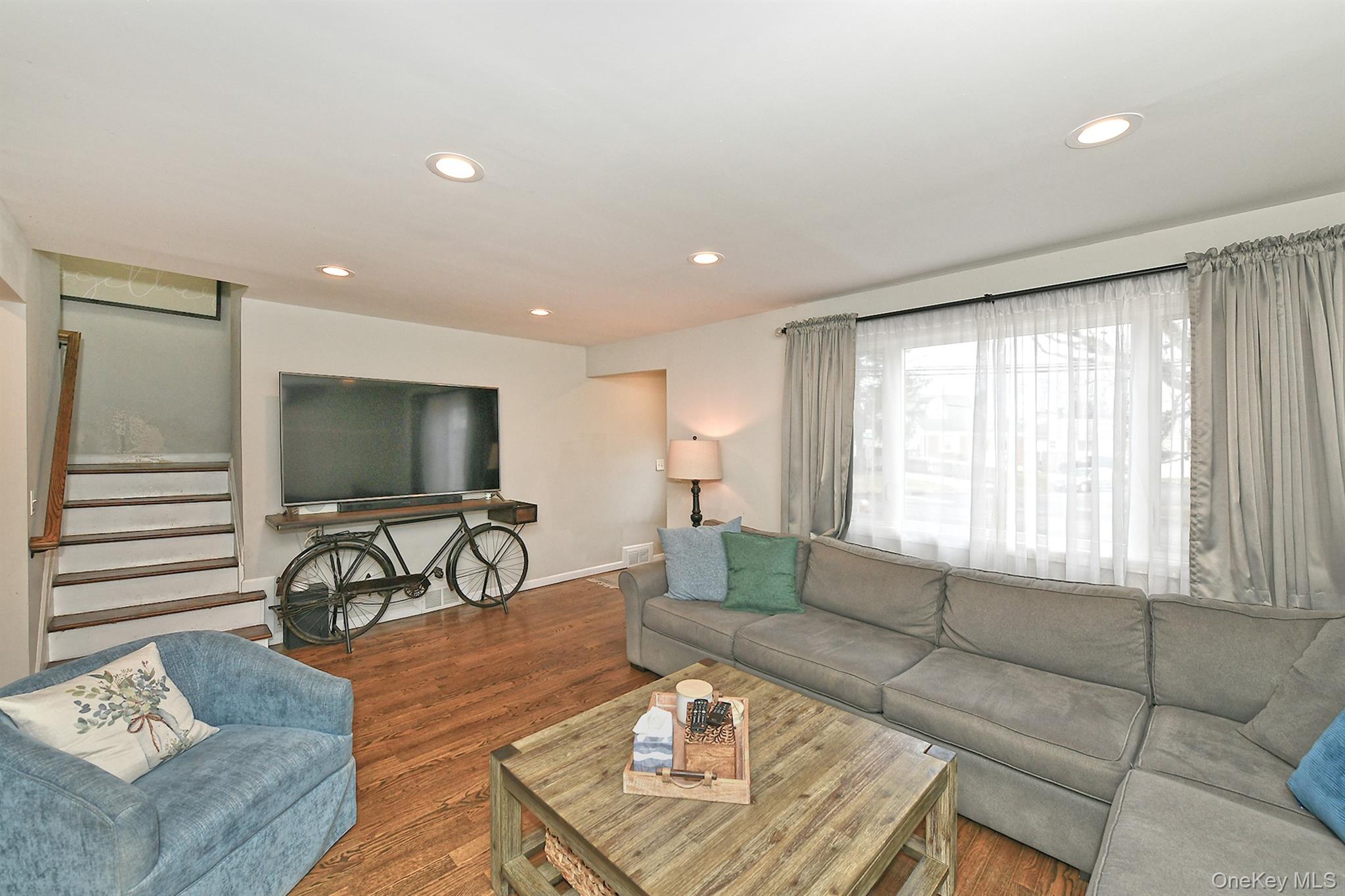 #3 photo, 17 Pine Tree Road, سوفولك South Huntington , NY 11746