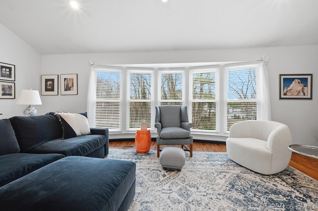 #10 photo, 20 Manors Drive, ناسو Jericho , NY 11753