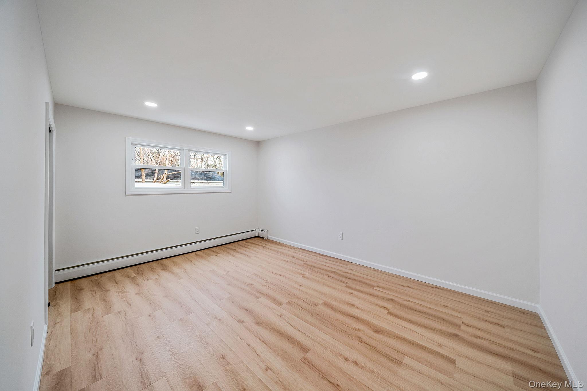 #13 photo, 10 Cottonwood Avenue, מחוז סאפוק Port Jefferson Station , NY 11776