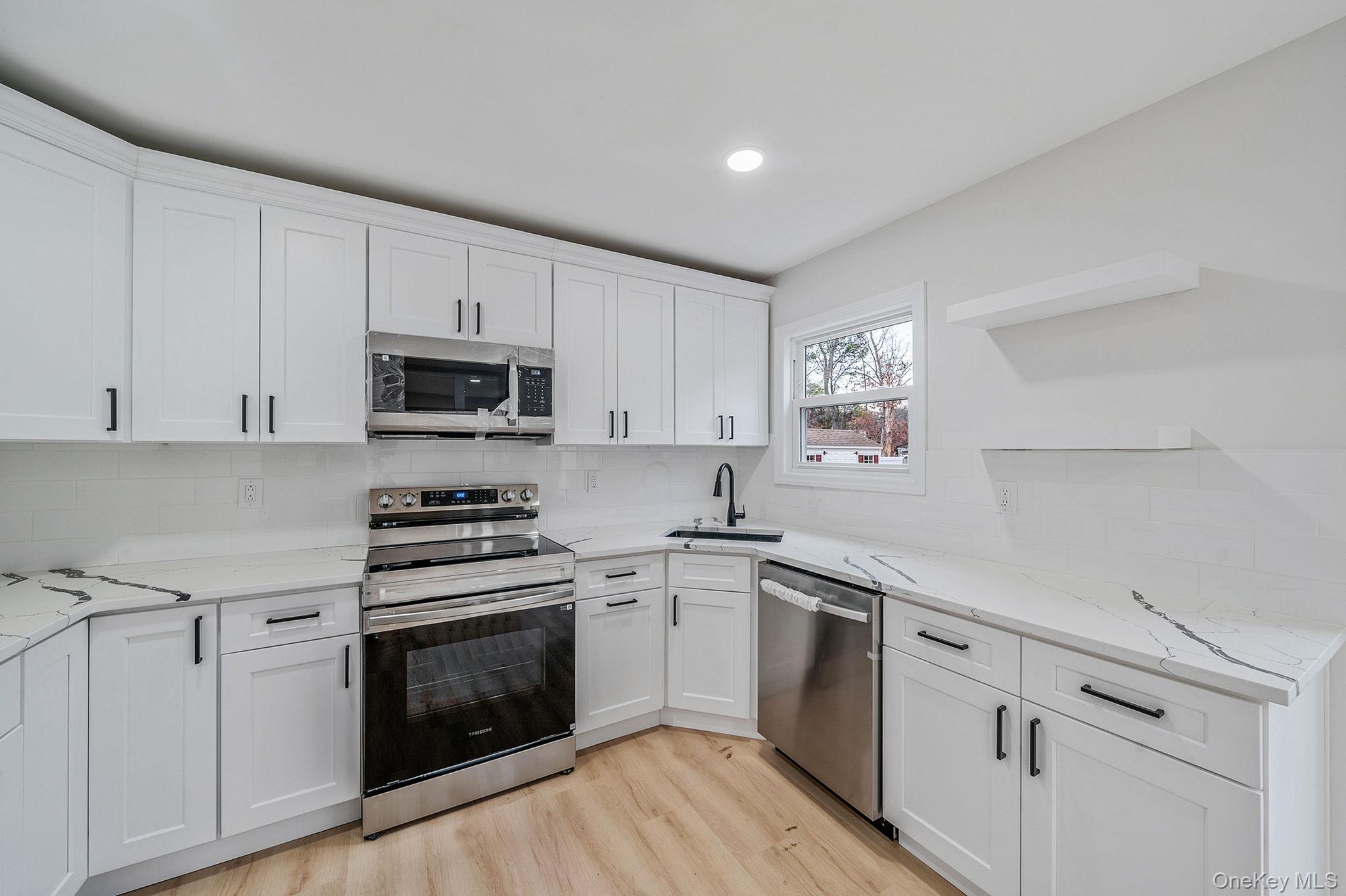 #4 photo, 10 Cottonwood Avenue, מחוז סאפוק Port Jefferson Station , NY 11776