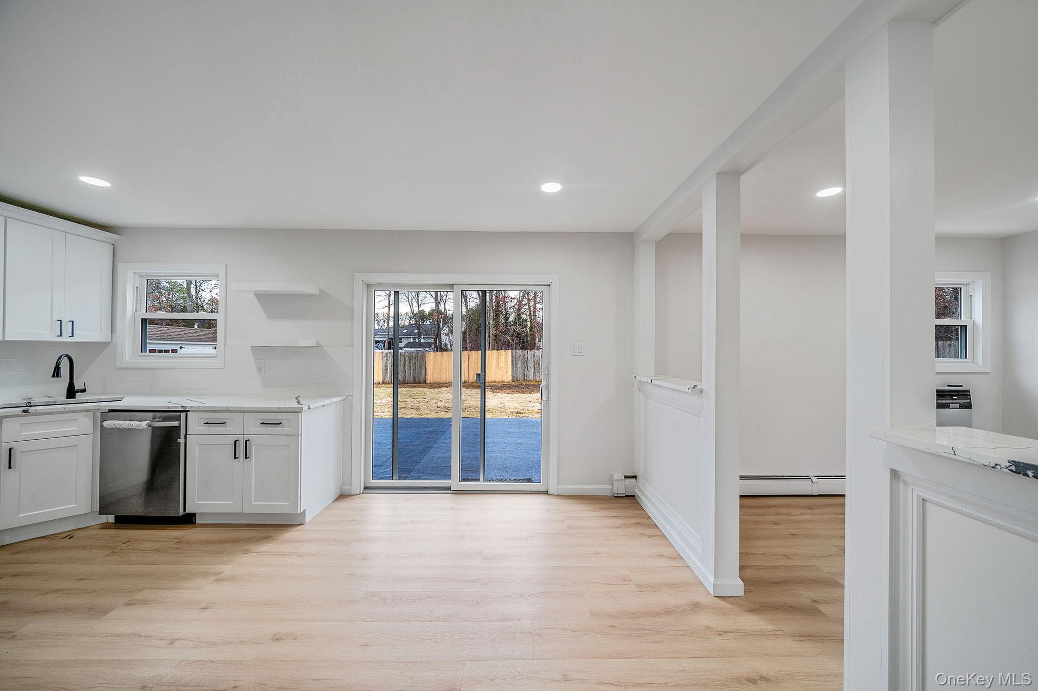 #6 photo, 10 Cottonwood Avenue, מחוז סאפוק Port Jefferson Station , NY 11776