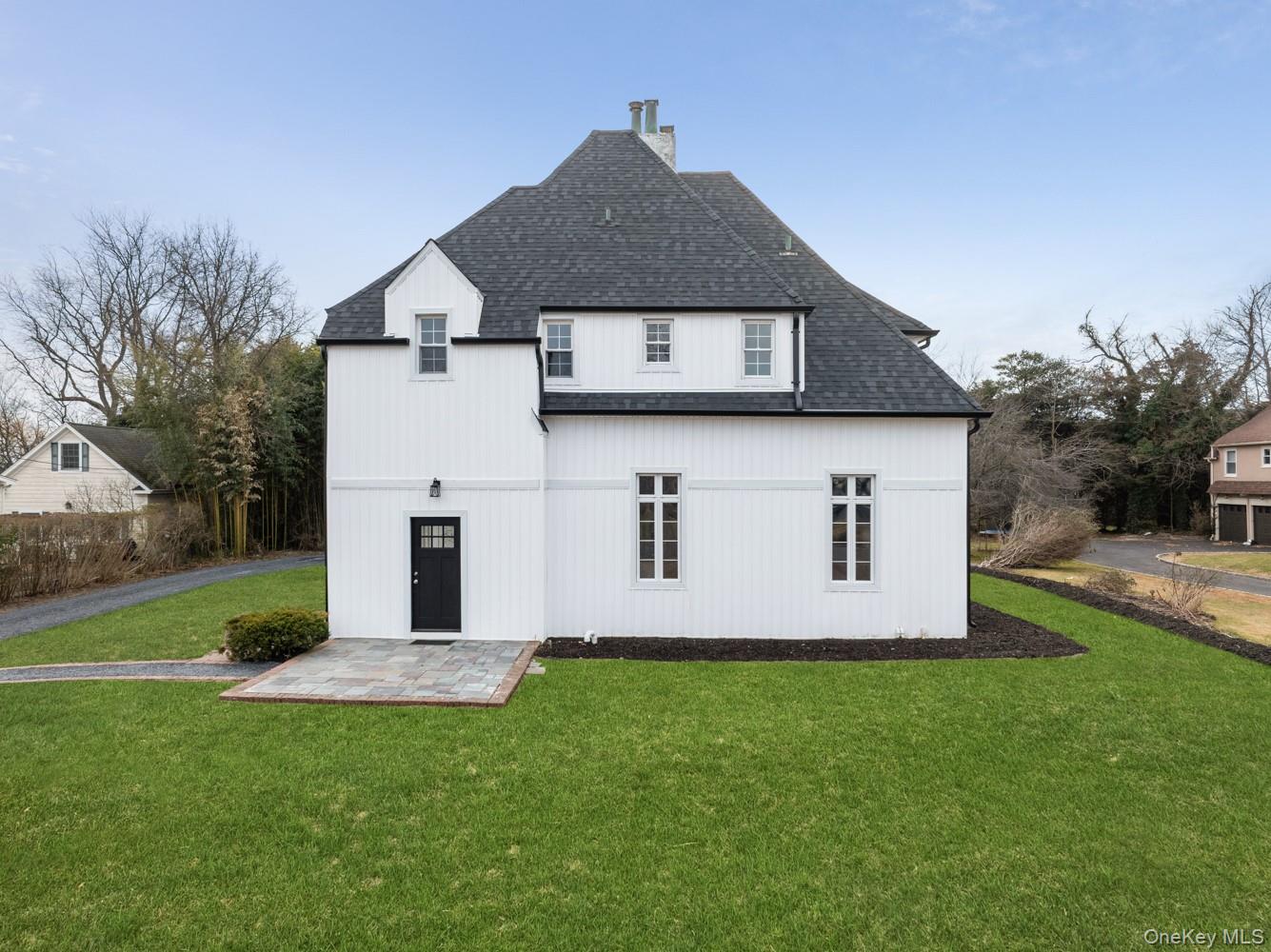 #1 photo, 33 S Windsor Avenue, Саффолк ‖ Brightwaters , NY 11718