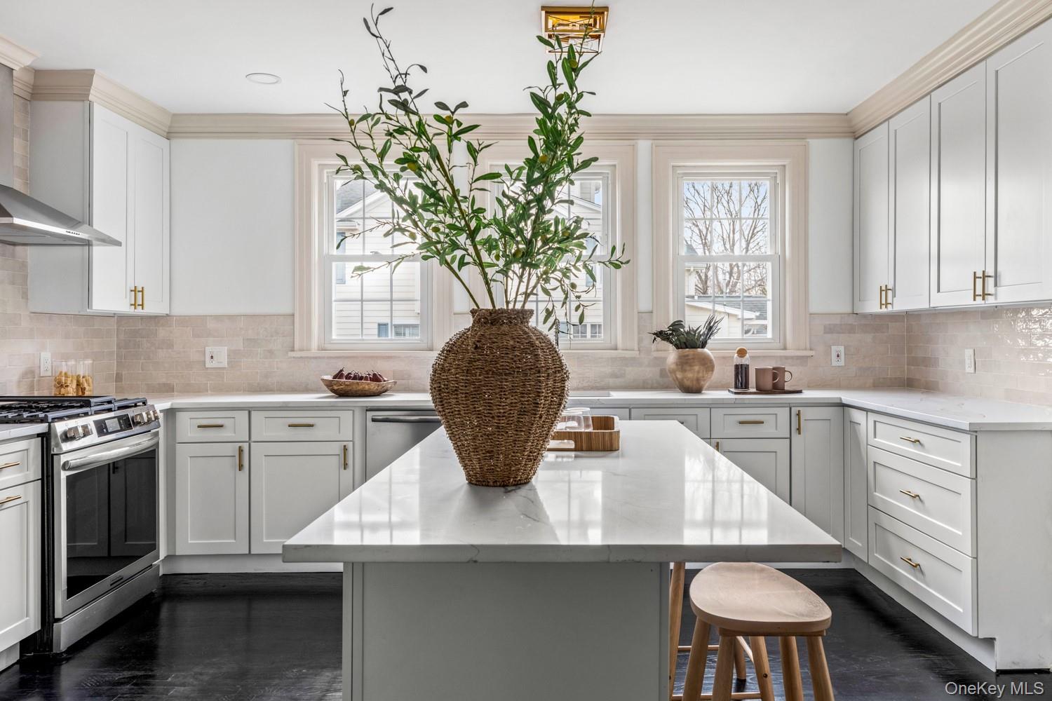 #11 photo, 33 S Windsor Avenue, Саффолк ‖ Brightwaters , NY 11718