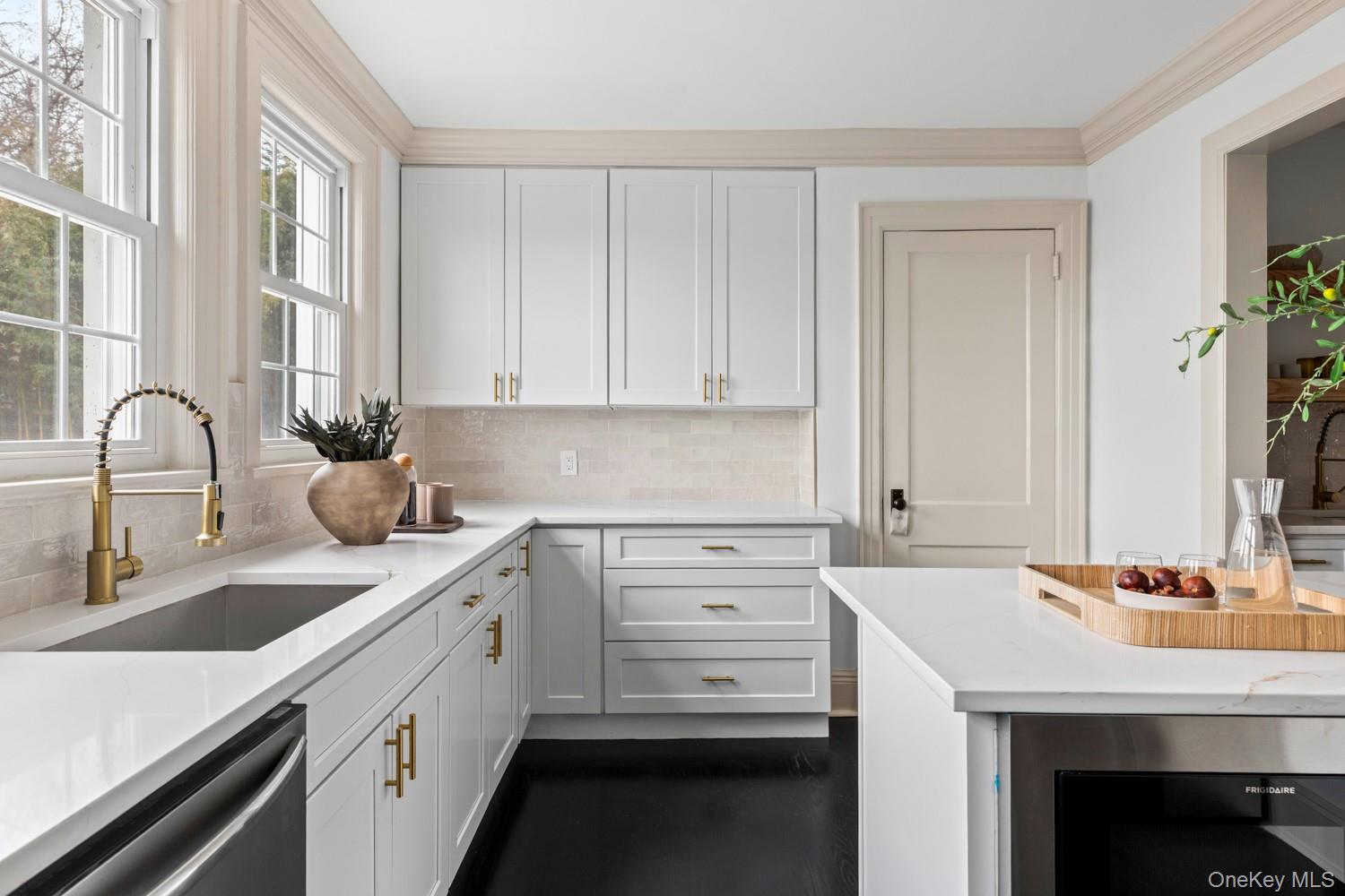 #13 photo, 33 S Windsor Avenue, Саффолк ‖ Brightwaters , NY 11718