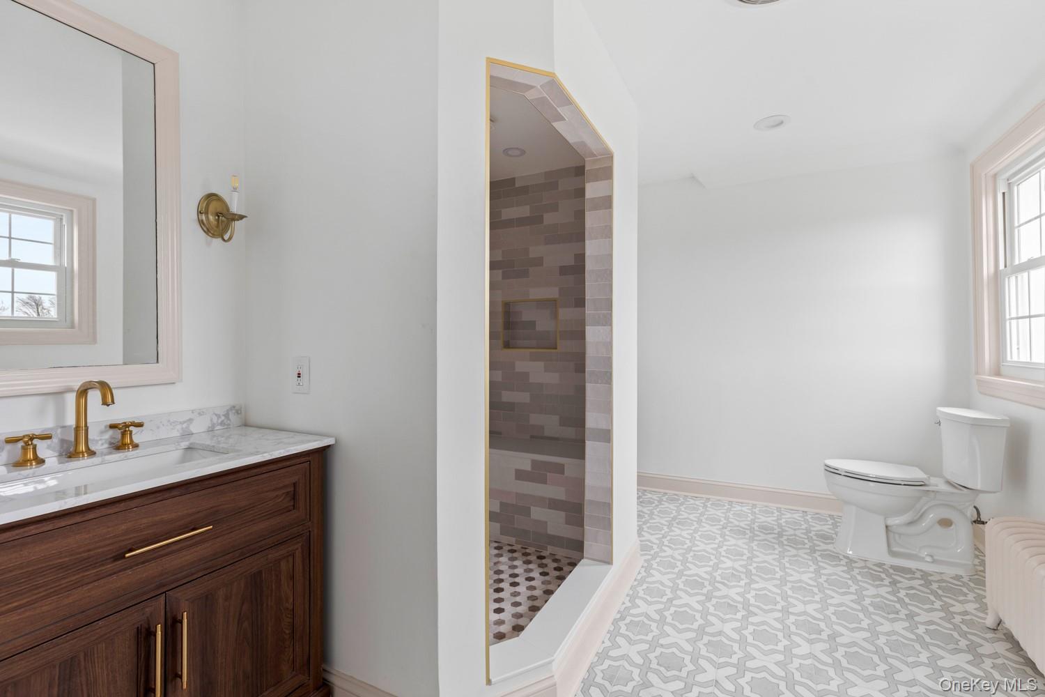 #19 photo, 33 S Windsor Avenue, Саффолк ‖ Brightwaters , NY 11718