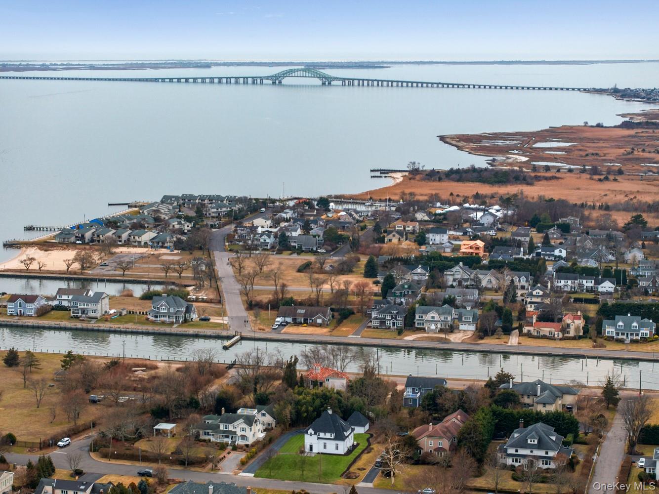 #2 photo, 33 S Windsor Avenue, Саффолк ‖ Brightwaters , NY 11718