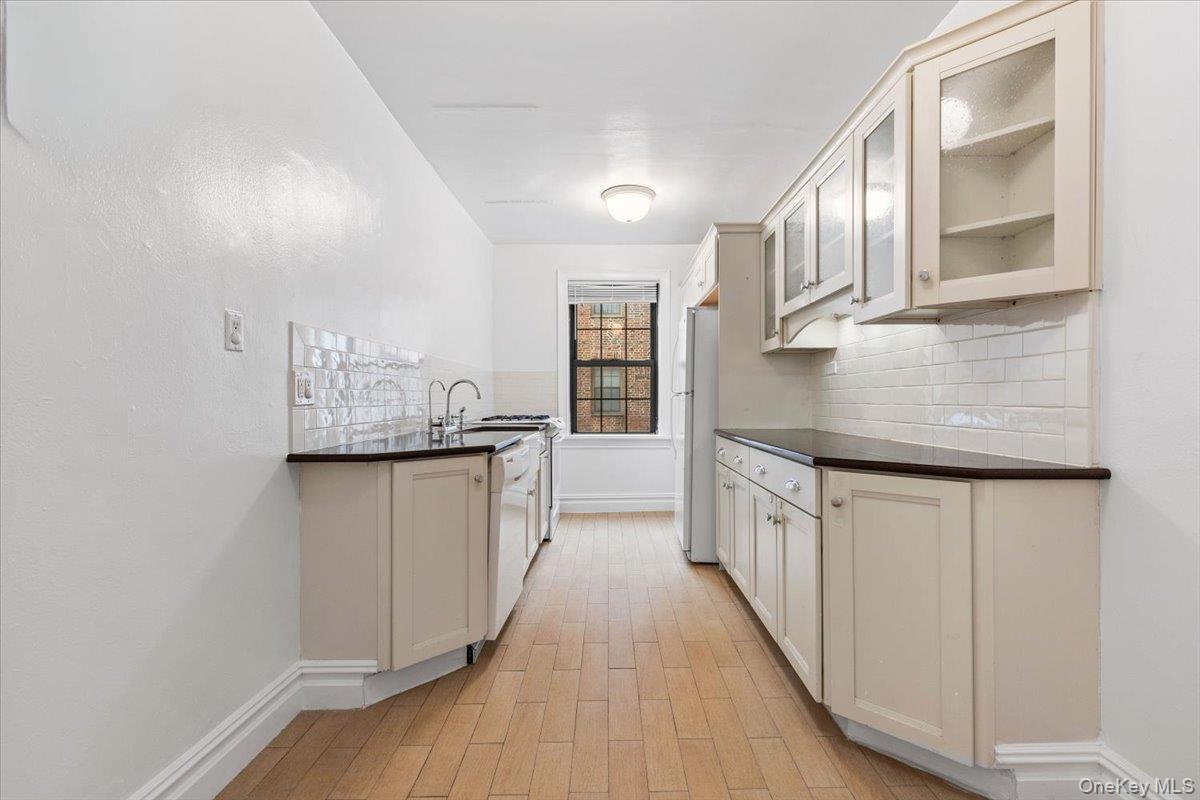 #6 photo, 105 Garth Road, 뉴욕주 Scarsdale , NY 10583