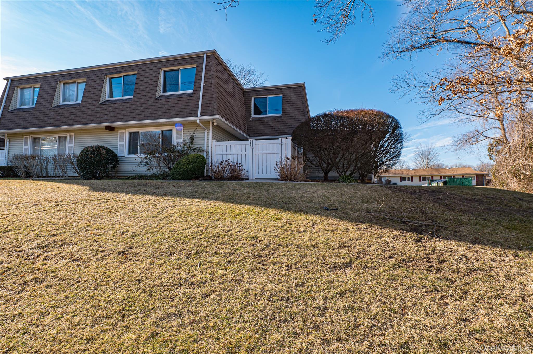 #1 photo, 213 Storm Drive, מחוז סאפוק Holtsville , NY 11742