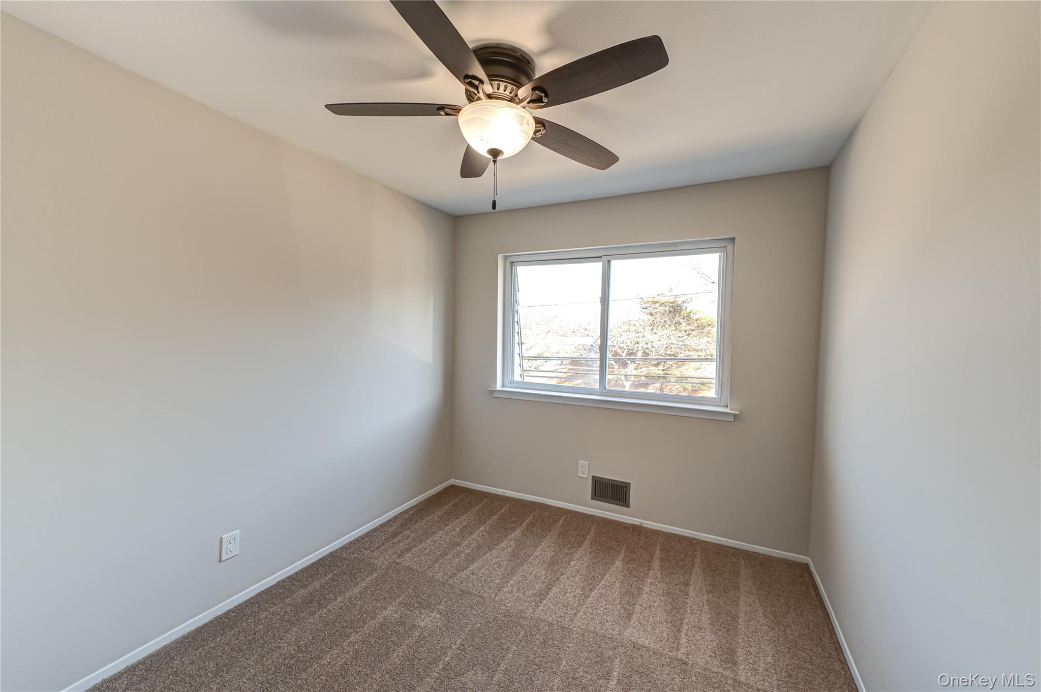 #13 photo, 213 Storm Drive, מחוז סאפוק Holtsville , NY 11742