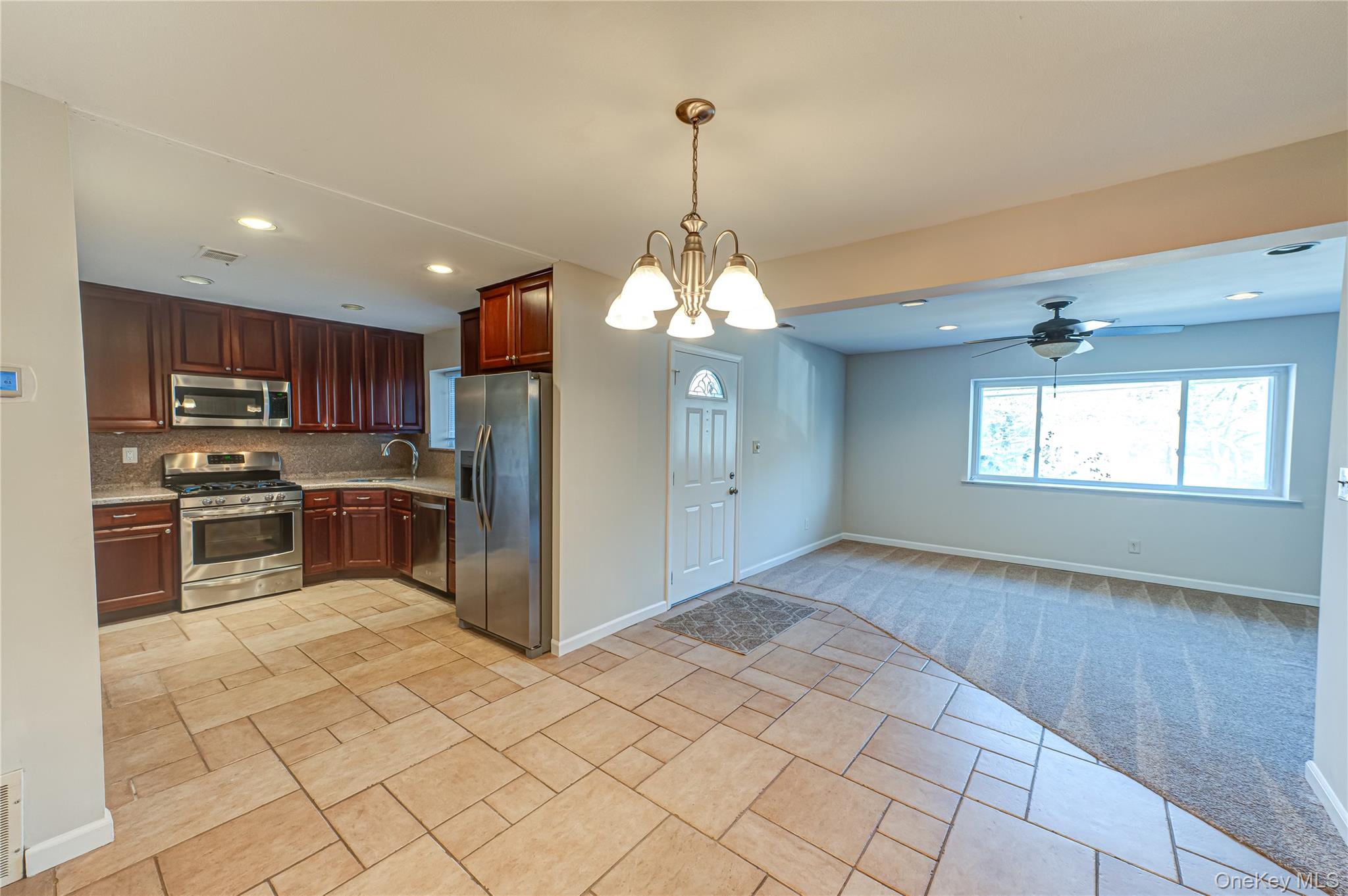 #3 photo, 213 Storm Drive, מחוז סאפוק Holtsville , NY 11742