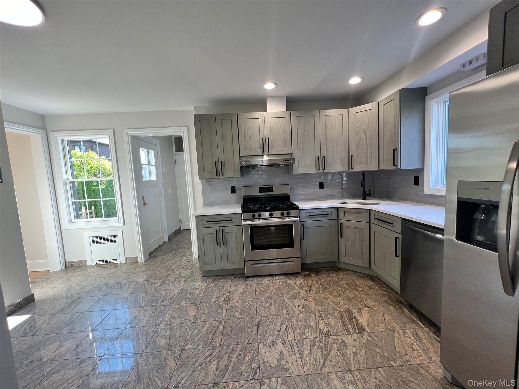 #4 photo, 14-30 160th Street, कुईंस Whitestone , NY 11357