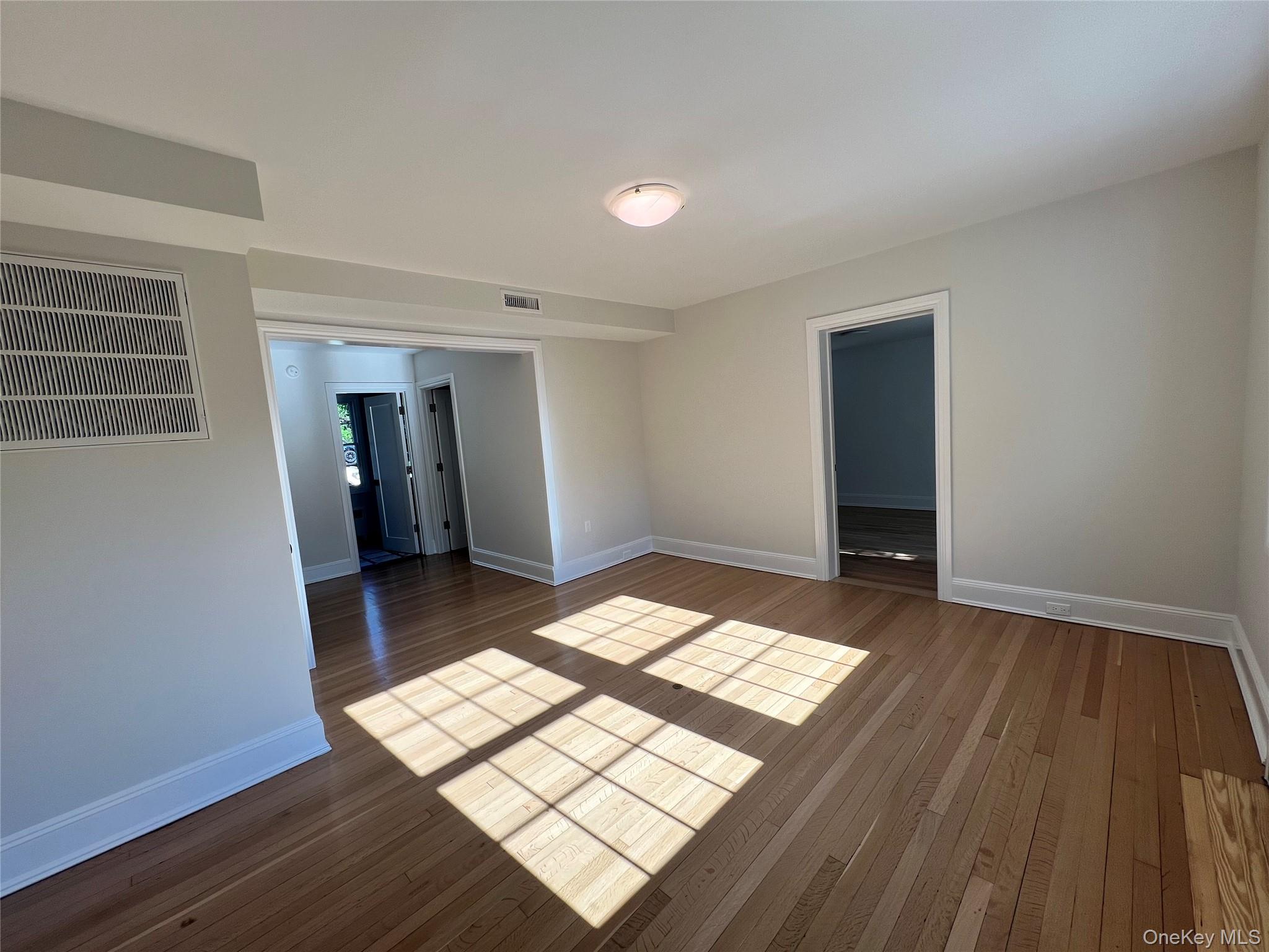 #8 photo, 14-30 160th Street, कुईंस Whitestone , NY 11357