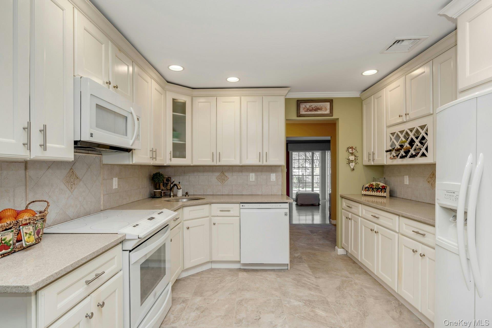 #15 photo, 84 Strathmore Village Drive, سوفولك South Setauket , NY 11720