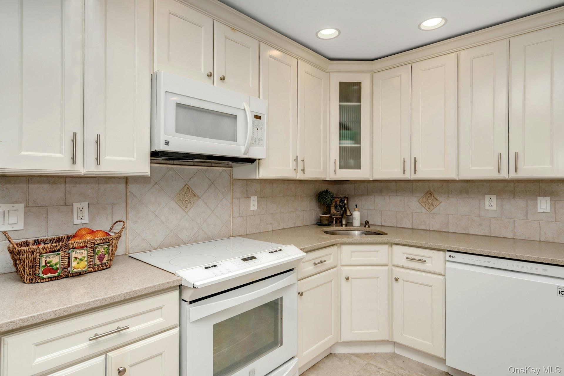 #17 photo, 84 Strathmore Village Drive, سوفولك South Setauket , NY 11720