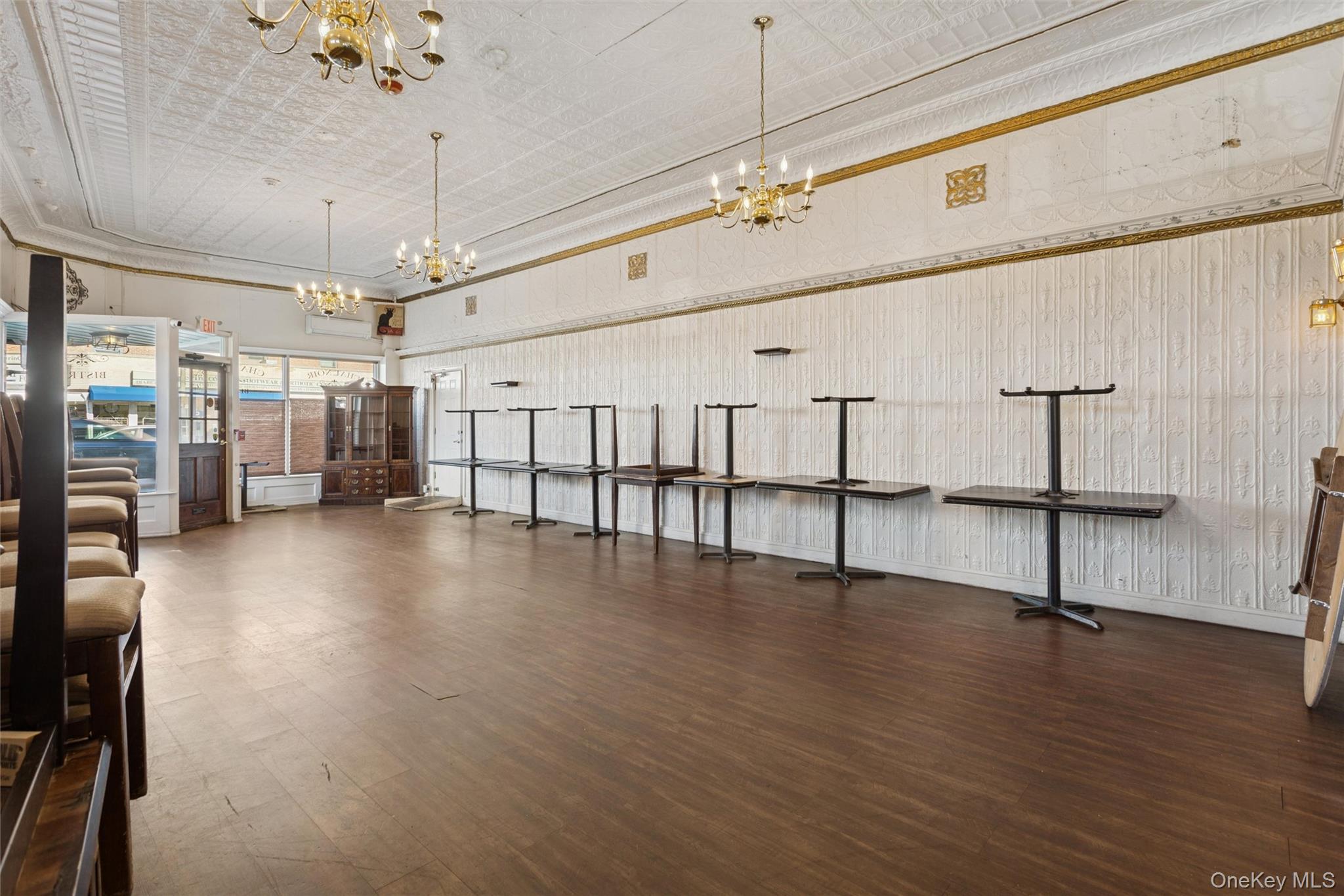 #5 photo, 228 Merrick Road, Rockville Centre , NY 11570