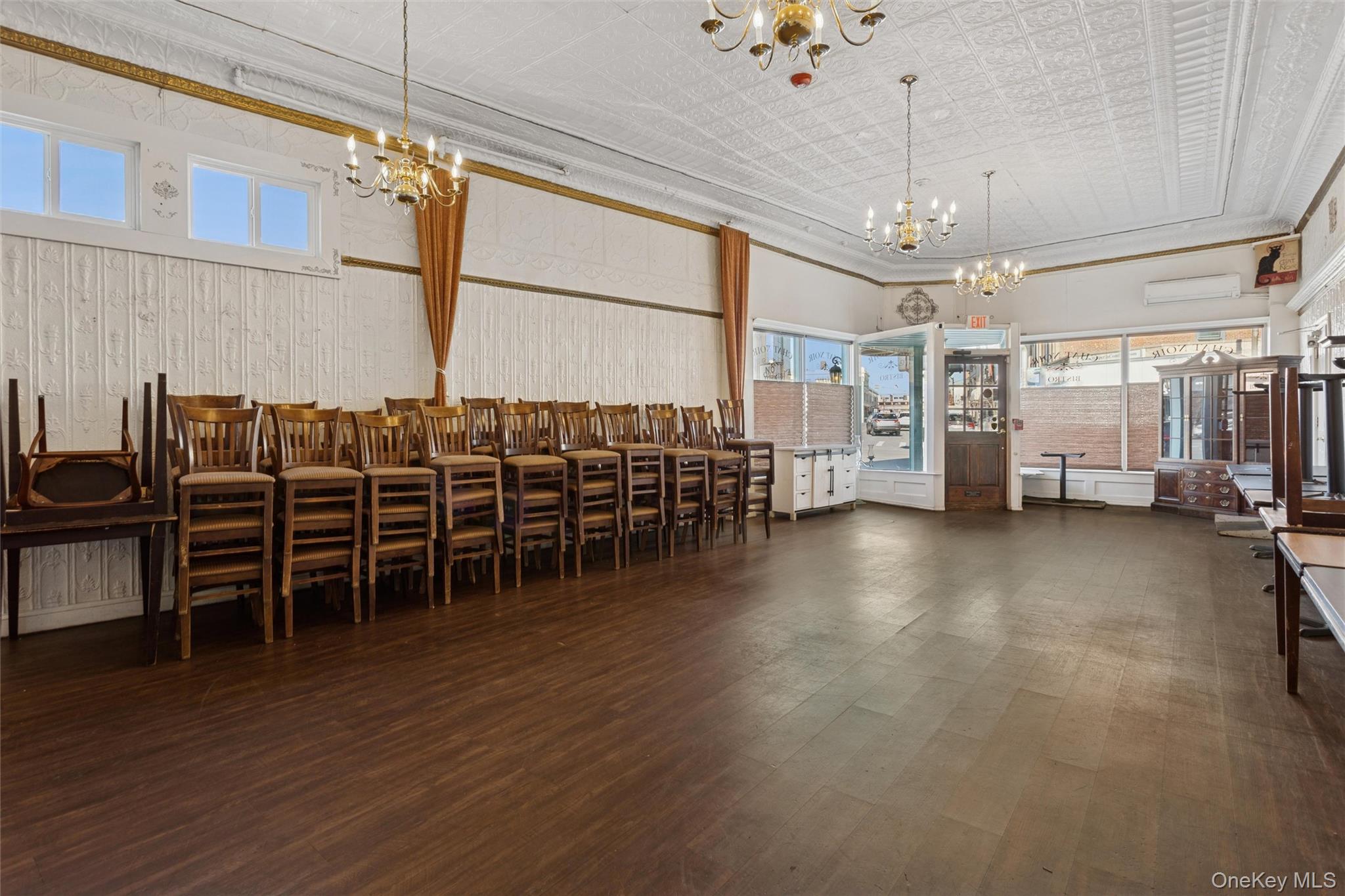 #6 photo, 228 Merrick Road, Rockville Centre , NY 11570