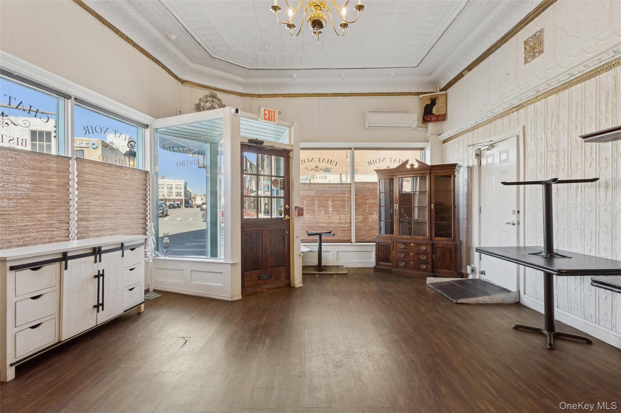 #7 photo, 228 Merrick Road, Rockville Centre , NY 11570