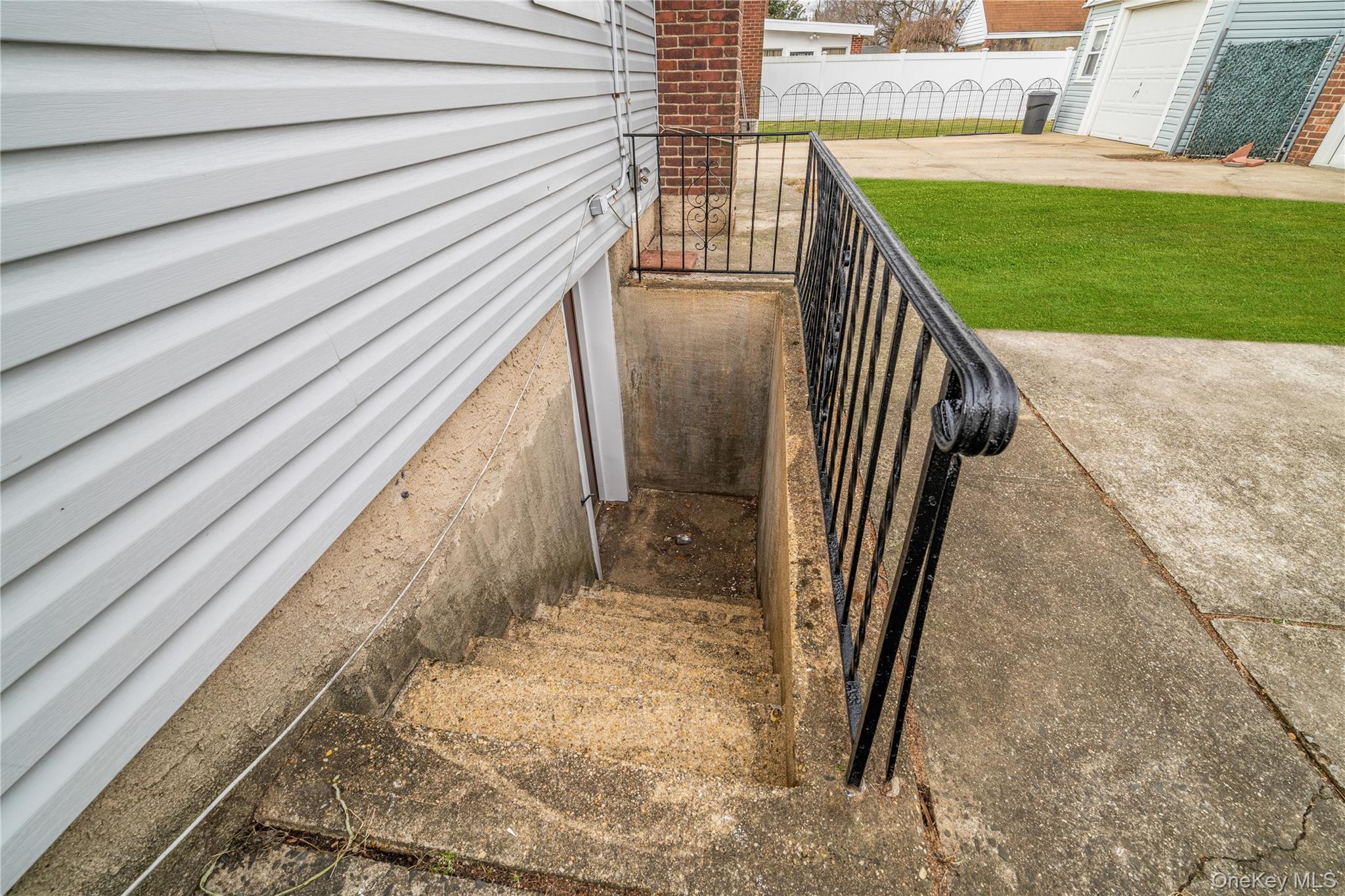 #16 photo, 141 Booth Street, 롱 아일랜드 Hempstead , NY 11550