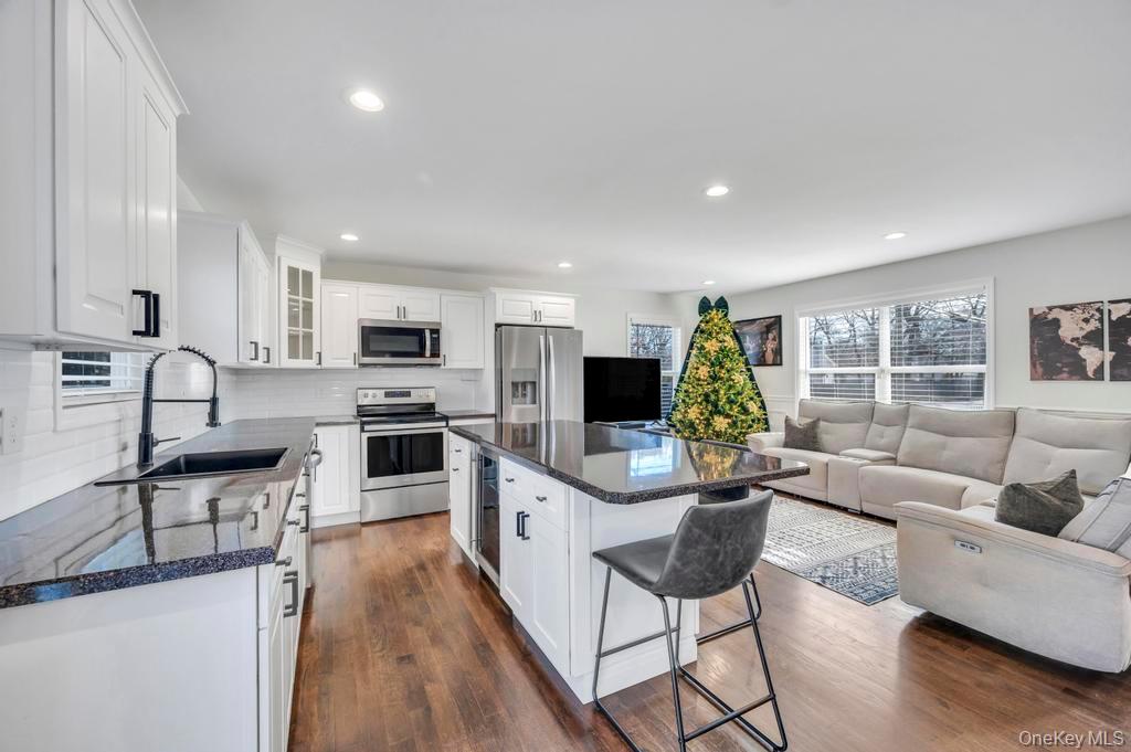 #10 photo, 145A Hampton Avenue, מחוז סאפוק Mastic , NY 11950