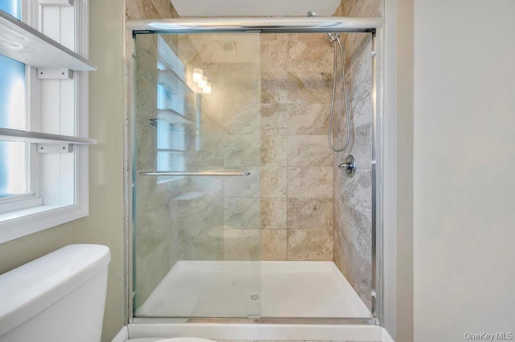 #18 photo, 145A Hampton Avenue, מחוז סאפוק Mastic , NY 11950