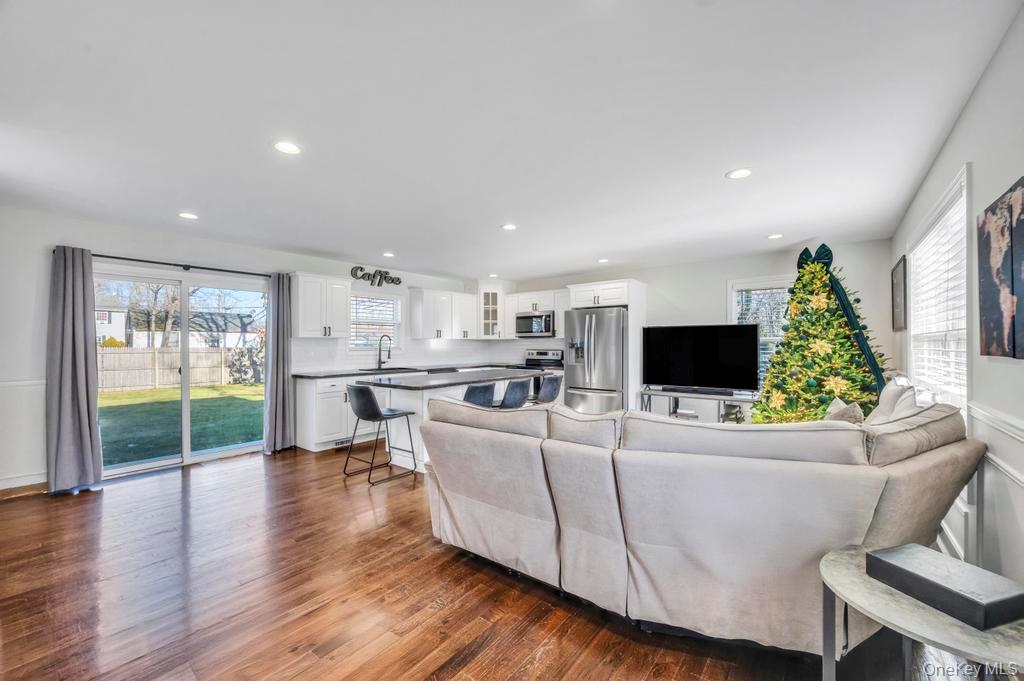 #4 photo, 145A Hampton Avenue, מחוז סאפוק Mastic , NY 11950