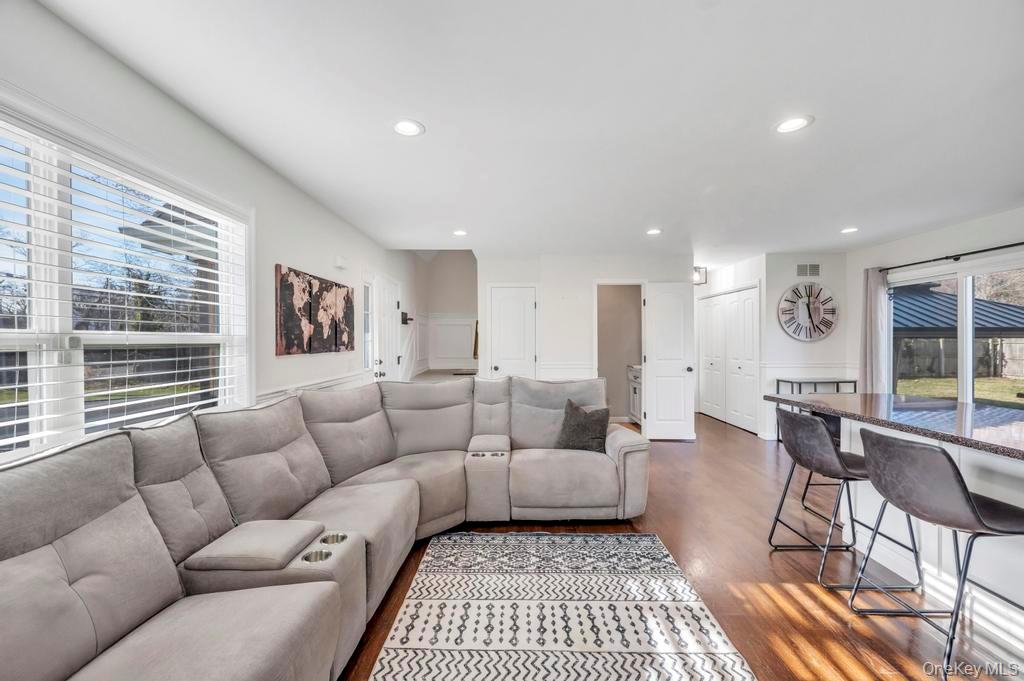 #6 photo, 145A Hampton Avenue, מחוז סאפוק Mastic , NY 11950