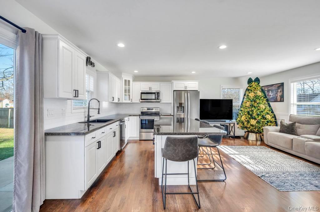 #9 photo, 145A Hampton Avenue, מחוז סאפוק Mastic , NY 11950