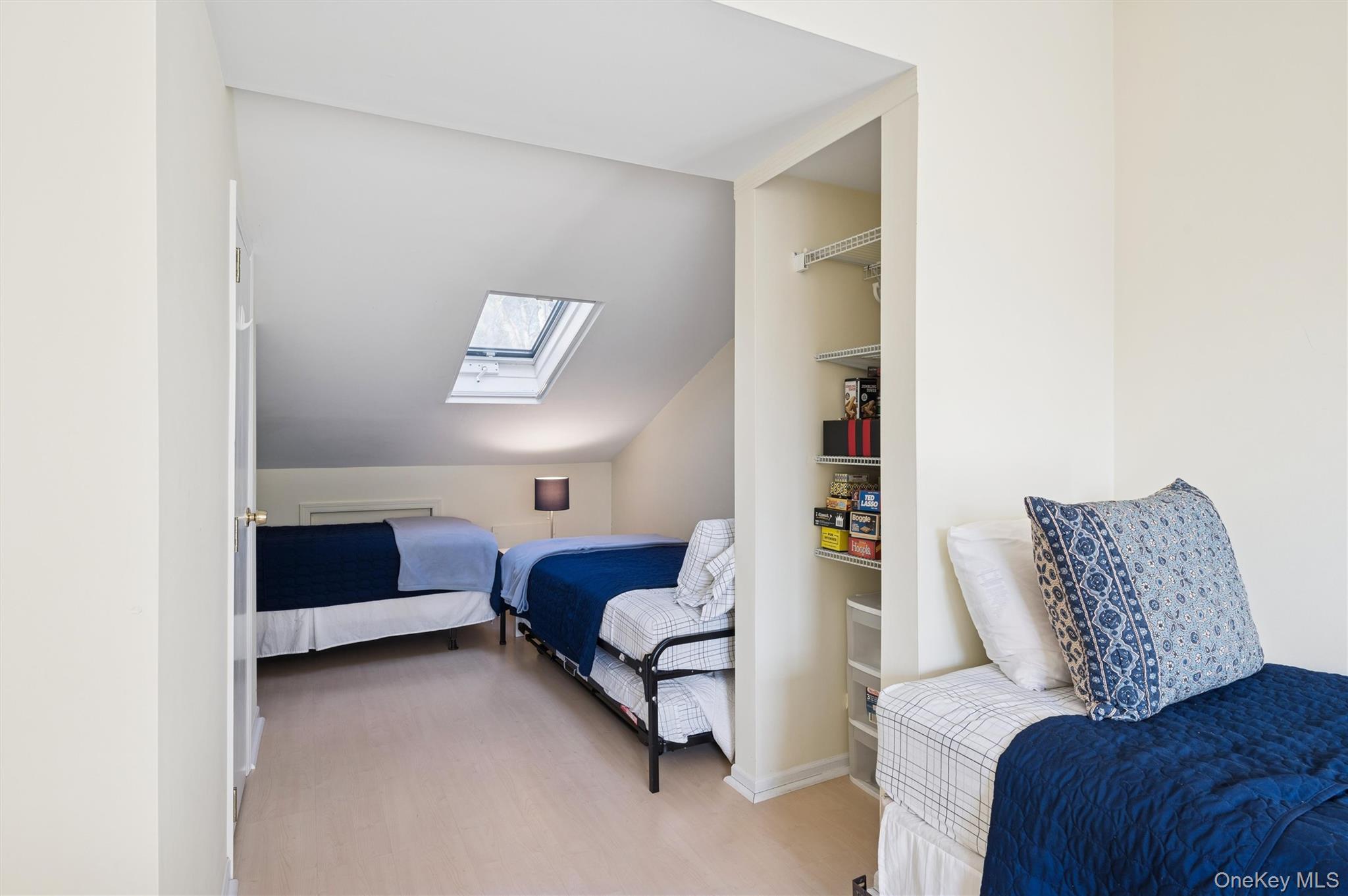 #15 photo, 7 Huckleberry Lane, מחוז סאפוק Hampton Bays , NY 11946