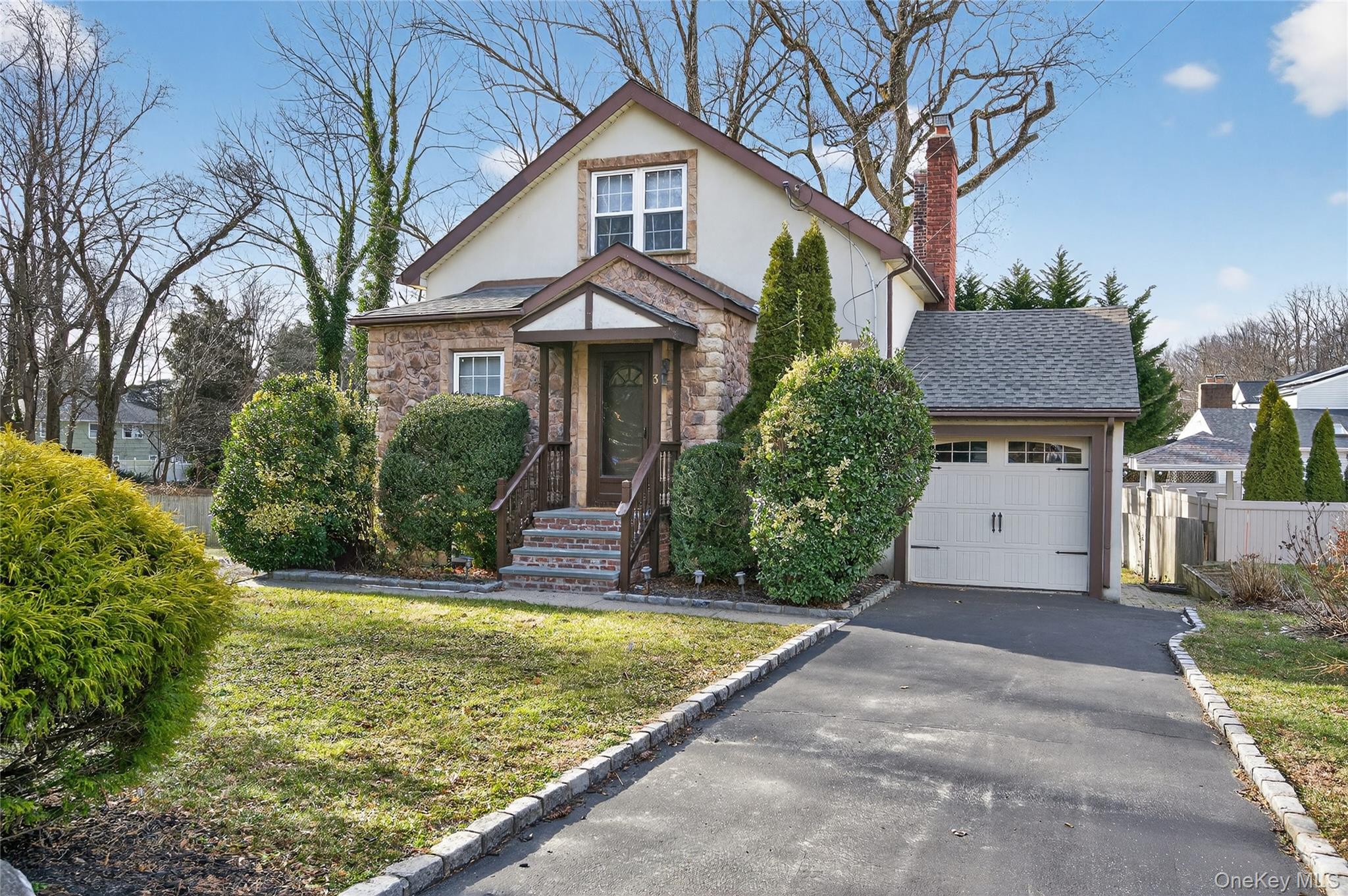 #1 photo, 3 Woodmere Avenue, ناسو Glenwood Landing , NY 11547