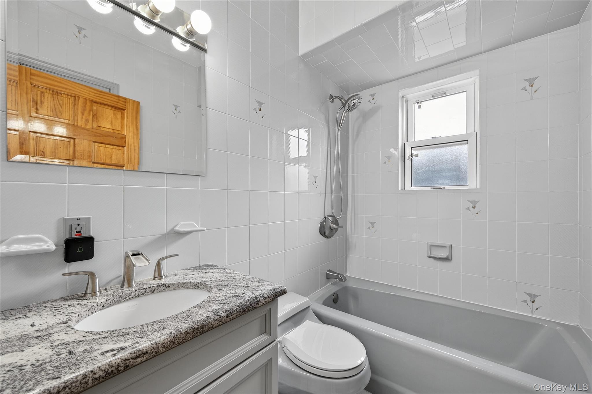 #11 photo, 3 Woodmere Avenue, ناسو Glenwood Landing , NY 11547