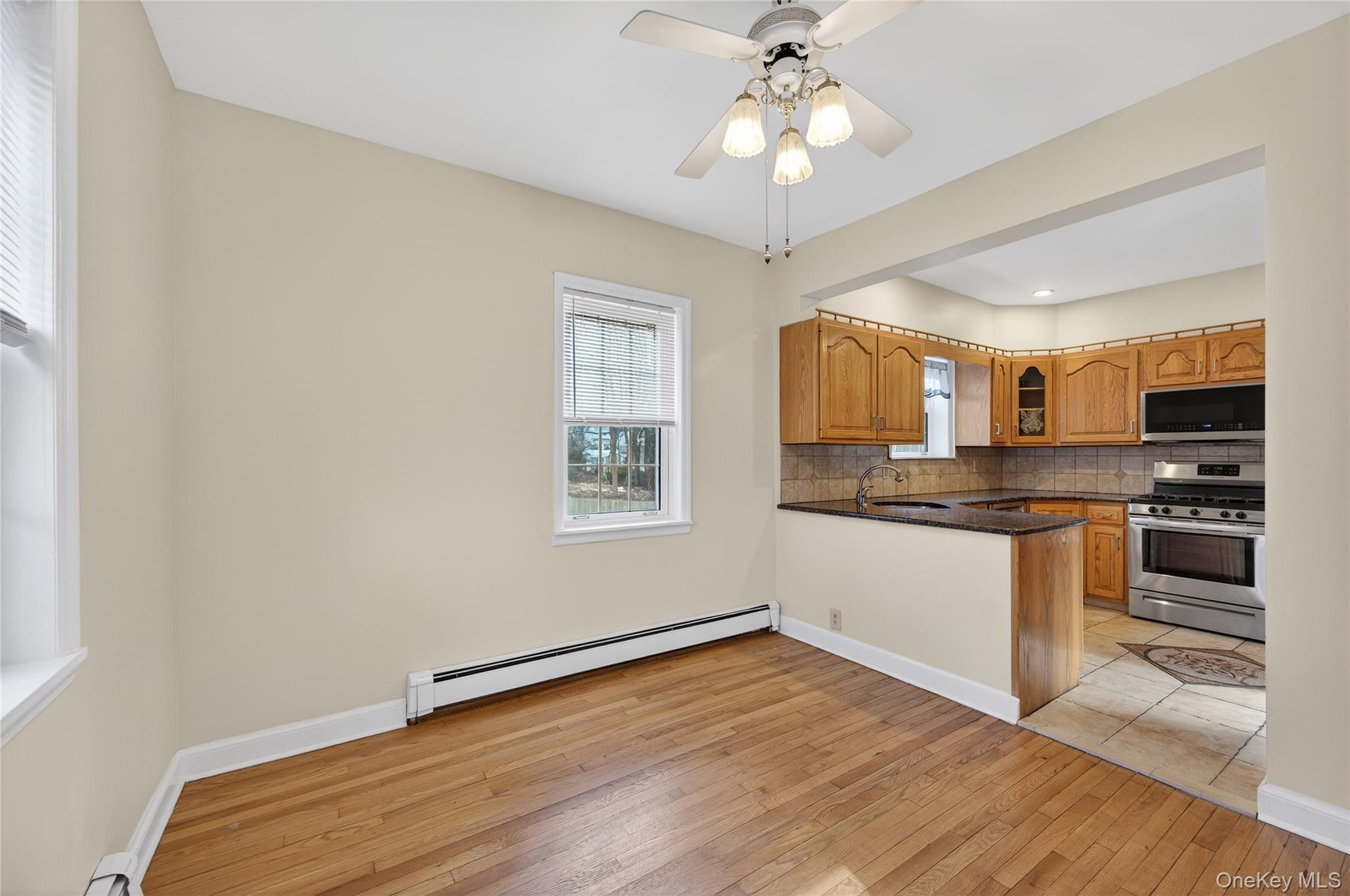 #4 photo, 3 Woodmere Avenue, ناسو Glenwood Landing , NY 11547