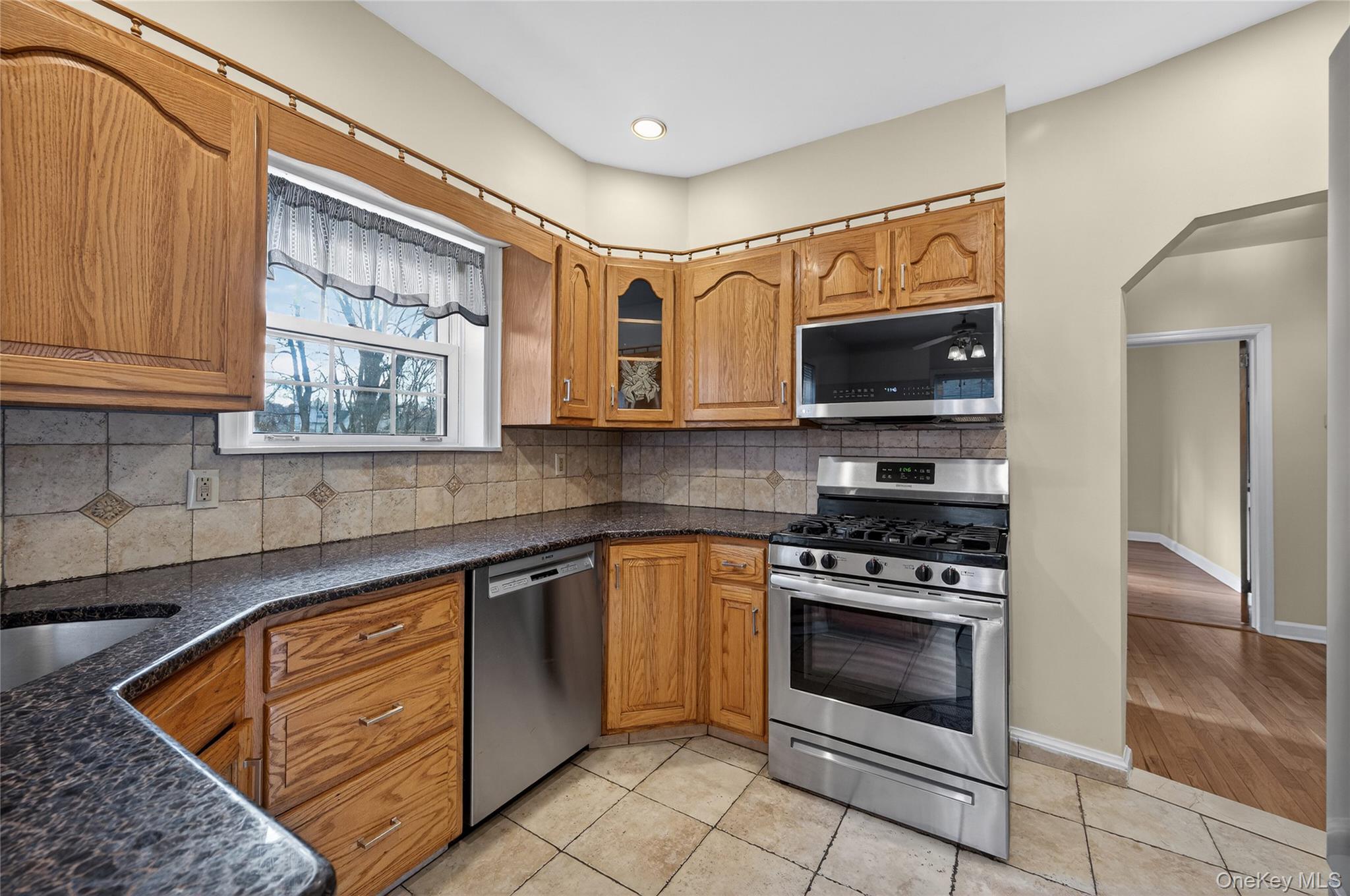 #5 photo, 3 Woodmere Avenue, ناسو Glenwood Landing , NY 11547