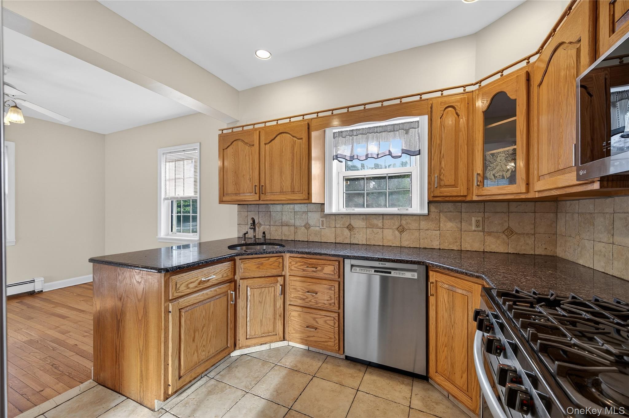 #7 photo, 3 Woodmere Avenue, ناسو Glenwood Landing , NY 11547