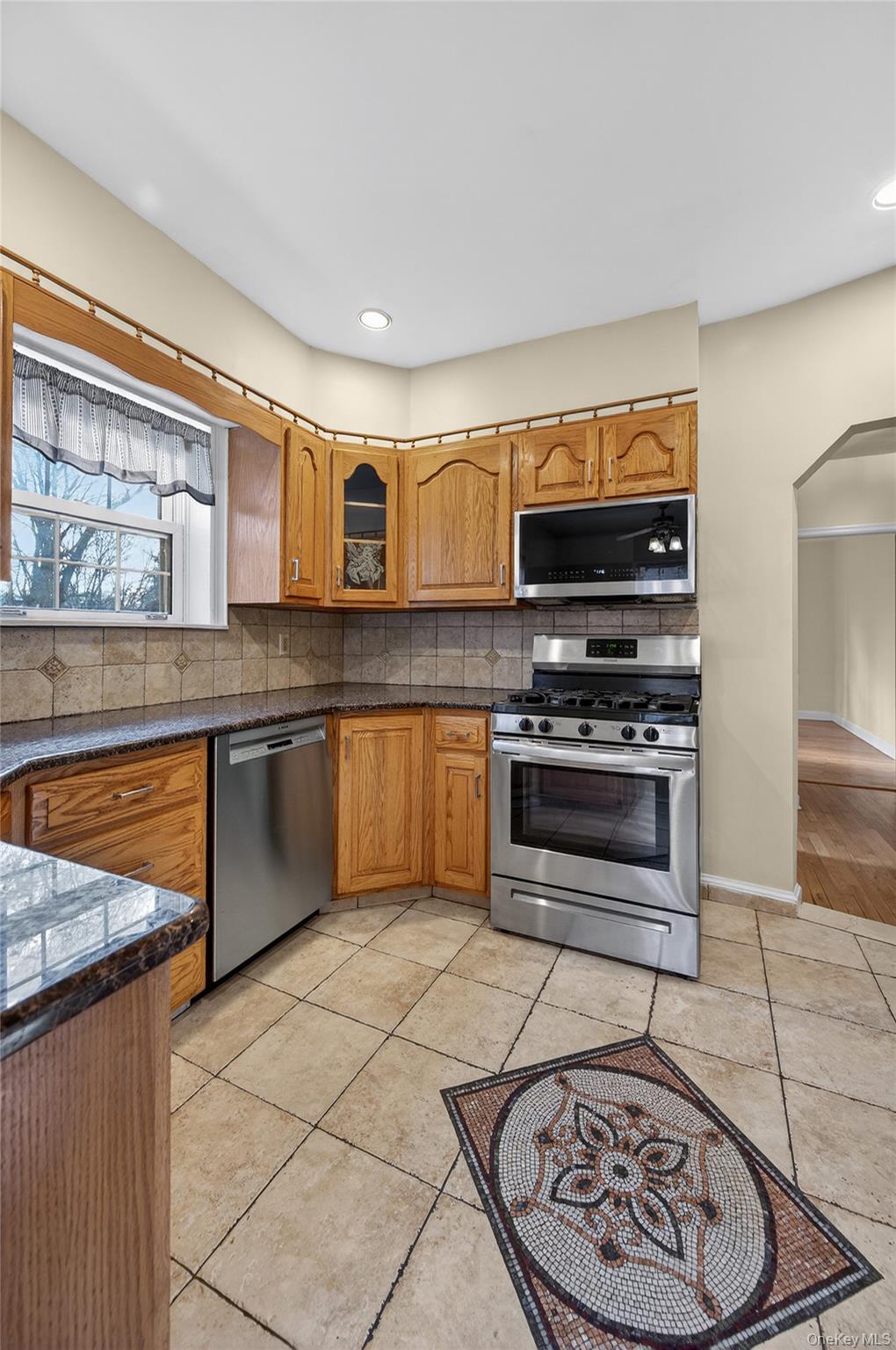 #9 photo, 3 Woodmere Avenue, ناسو Glenwood Landing , NY 11547