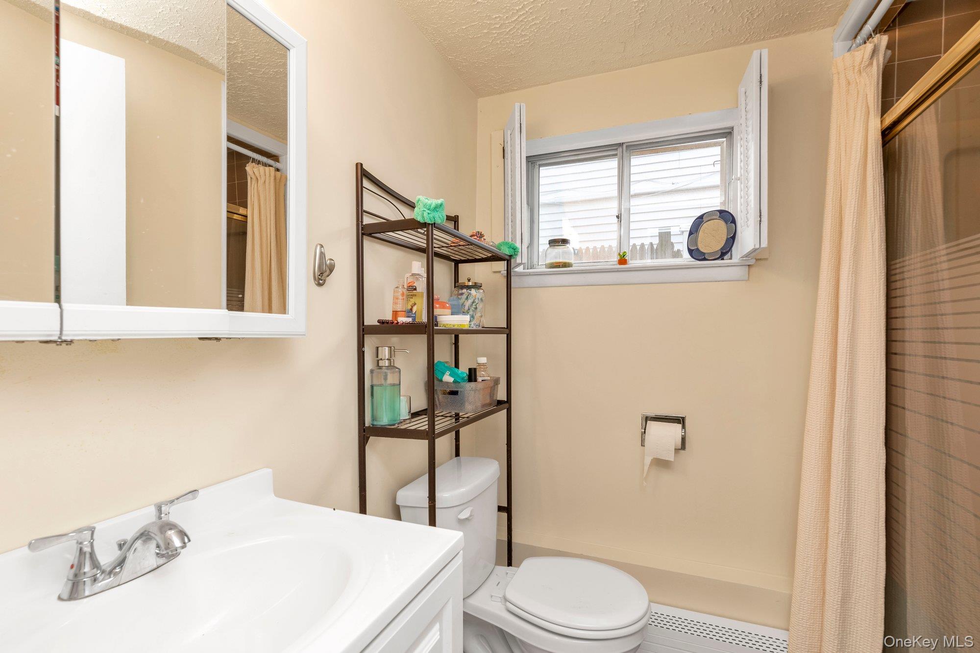 #13 photo, 7 Vilno Court, Саффолк ‖ Huntington Station , NY 11746