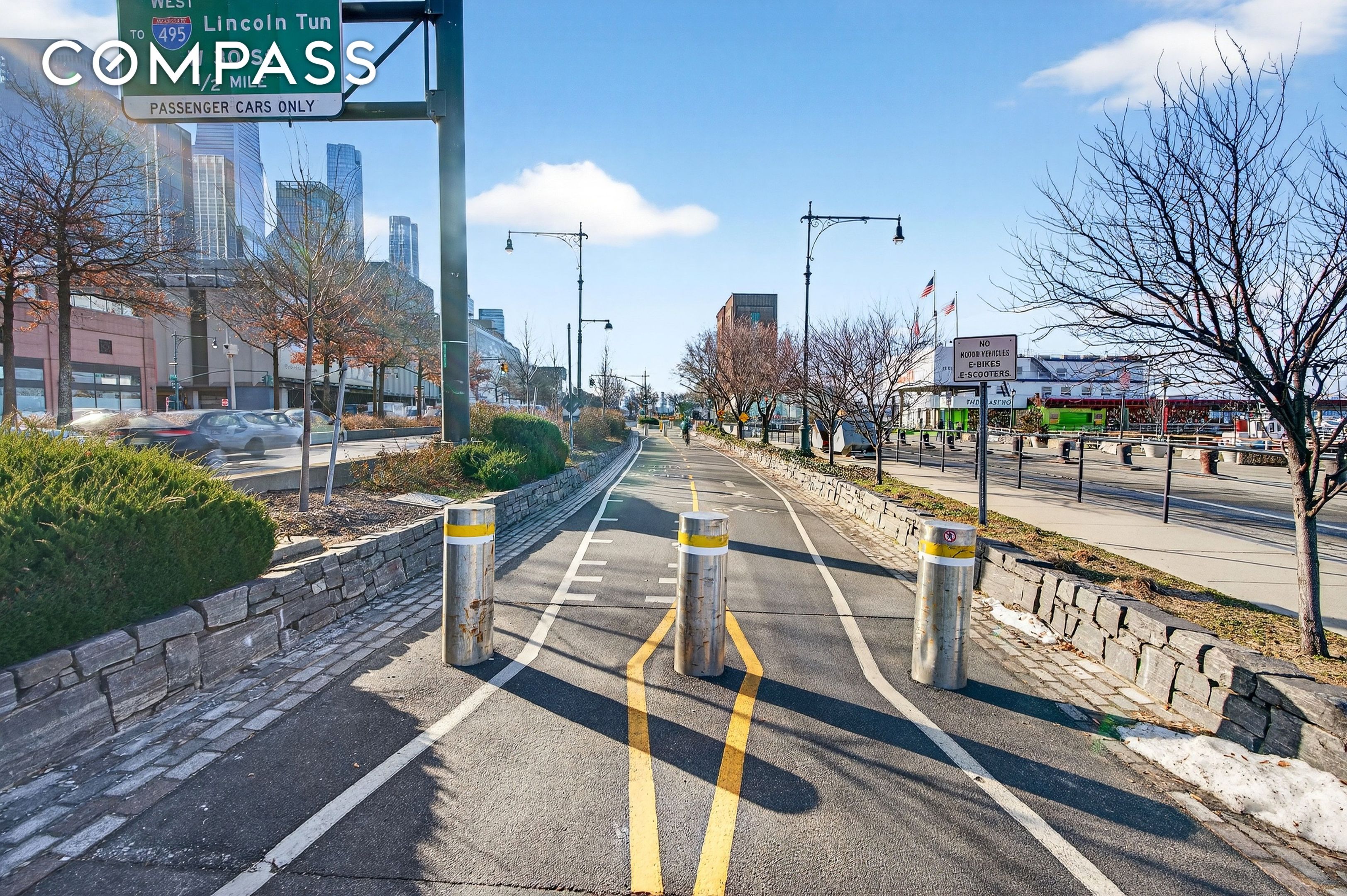 #21 photo, 635 W 42nd Street, מנהטן Hell's Kitchen , NY 10036