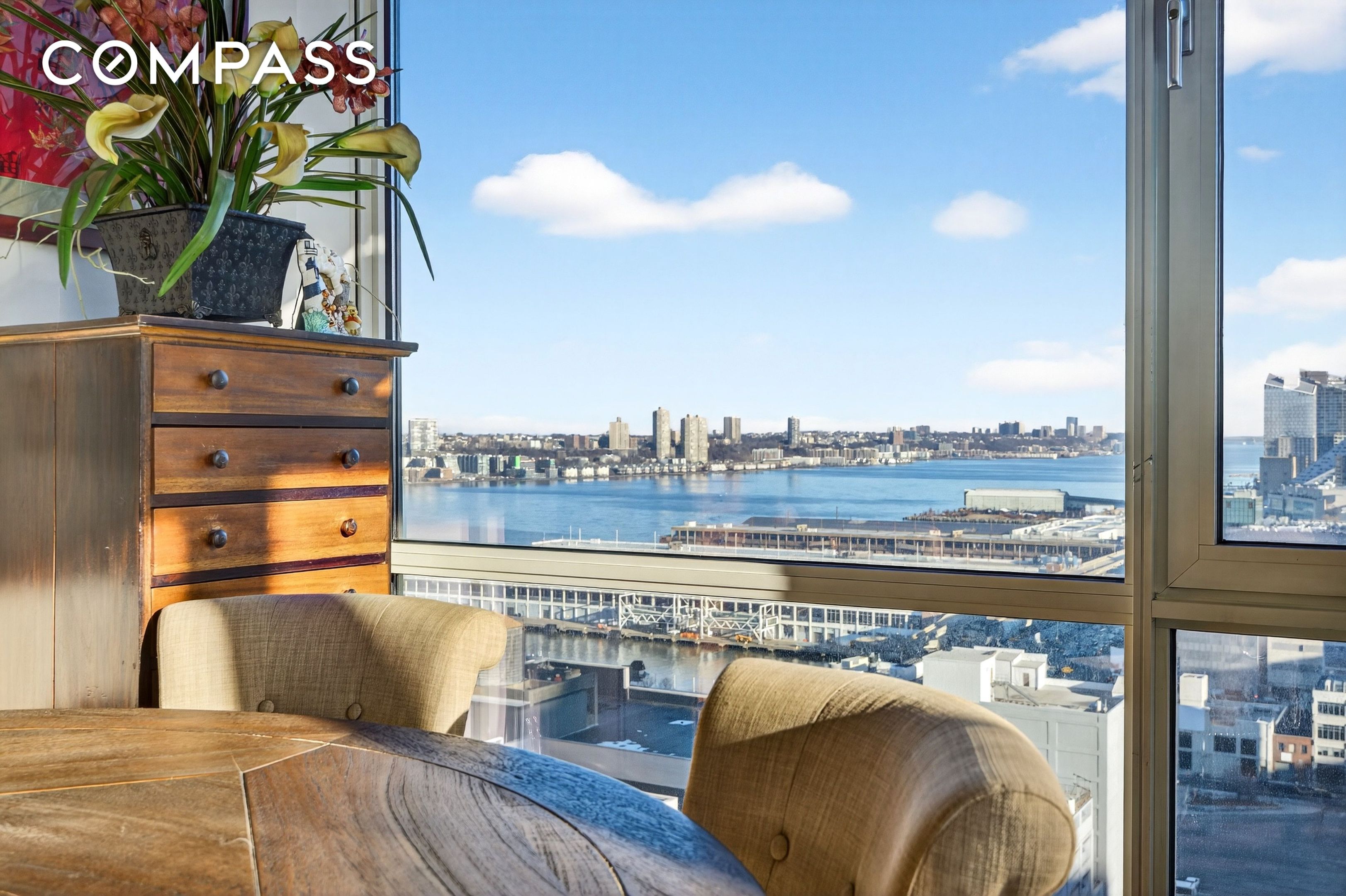 #4 photo, 635 W 42nd Street, מנהטן Hell's Kitchen , NY 10036