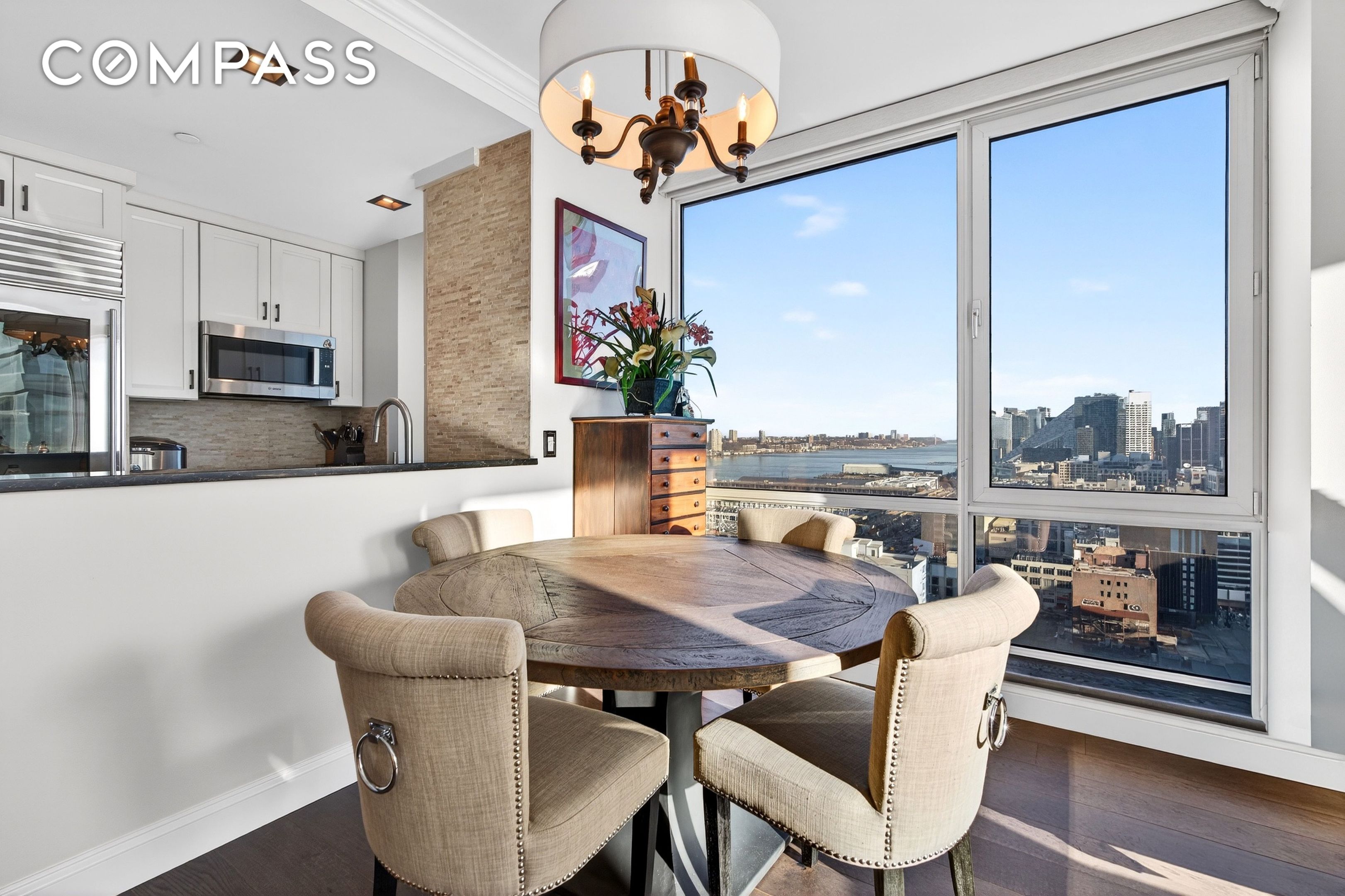 #5 photo, 635 W 42nd Street, מנהטן Hell's Kitchen , NY 10036