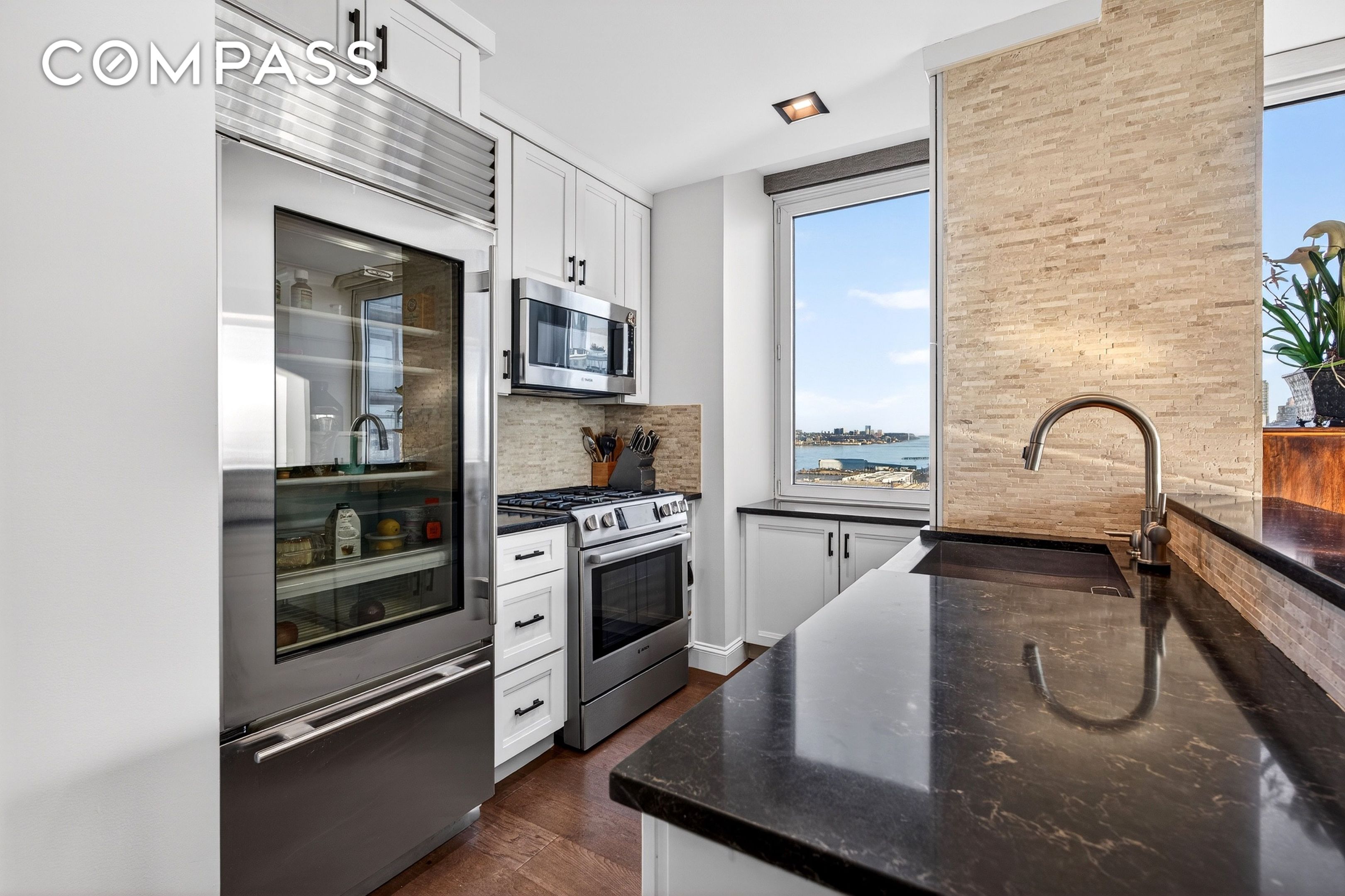 #6 photo, 635 W 42nd Street, מנהטן Hell's Kitchen , NY 10036