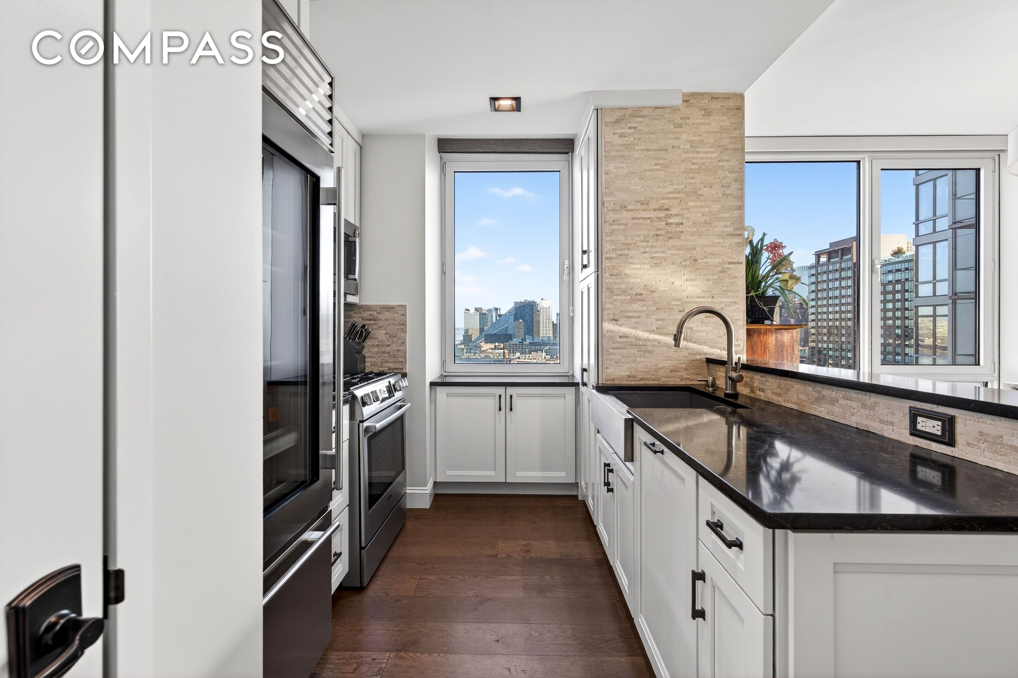 #7 photo, 635 W 42nd Street, מנהטן Hell's Kitchen , NY 10036