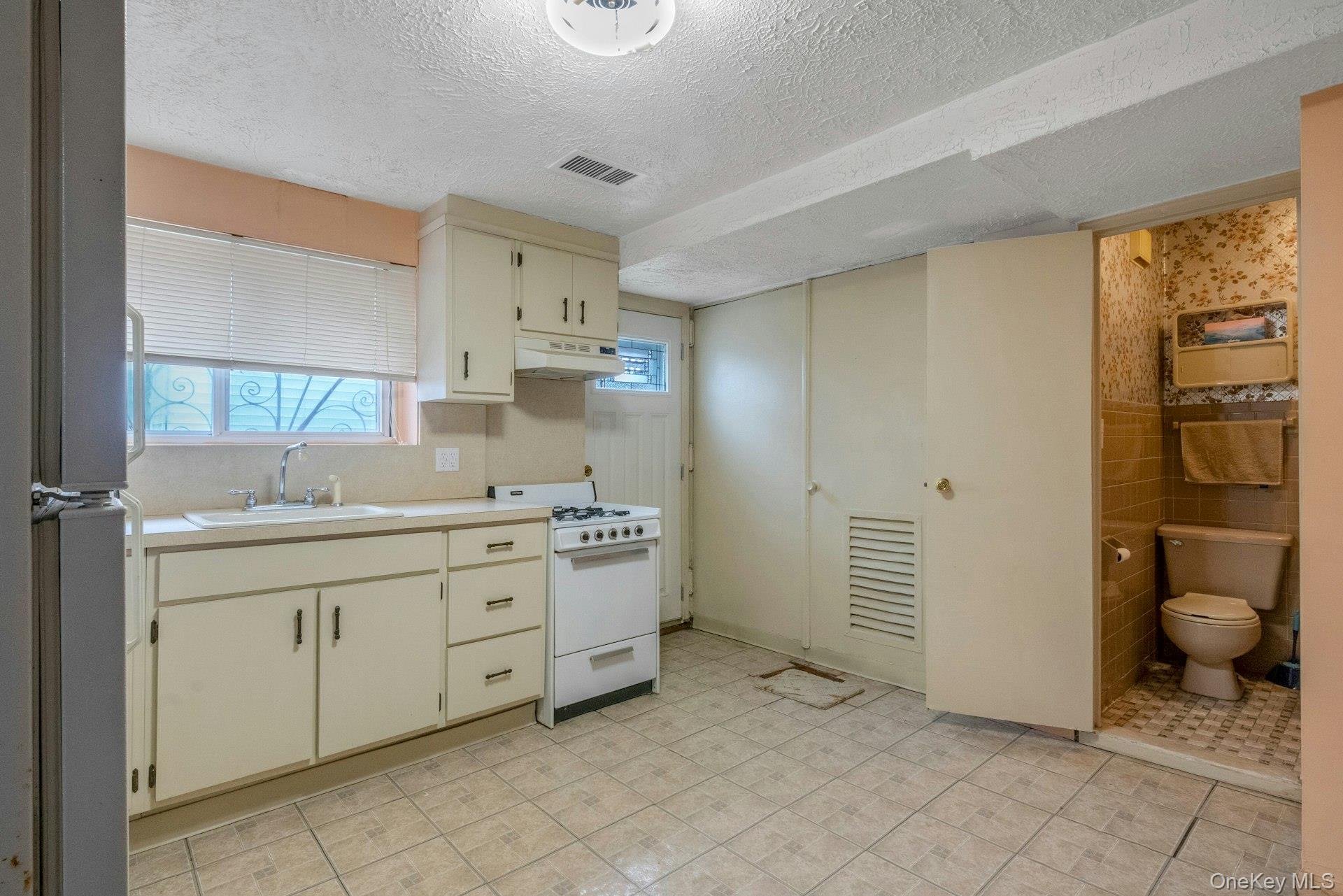 #11 photo, 1103 Stadium Avenue, برونكس Bronx , NY 10465