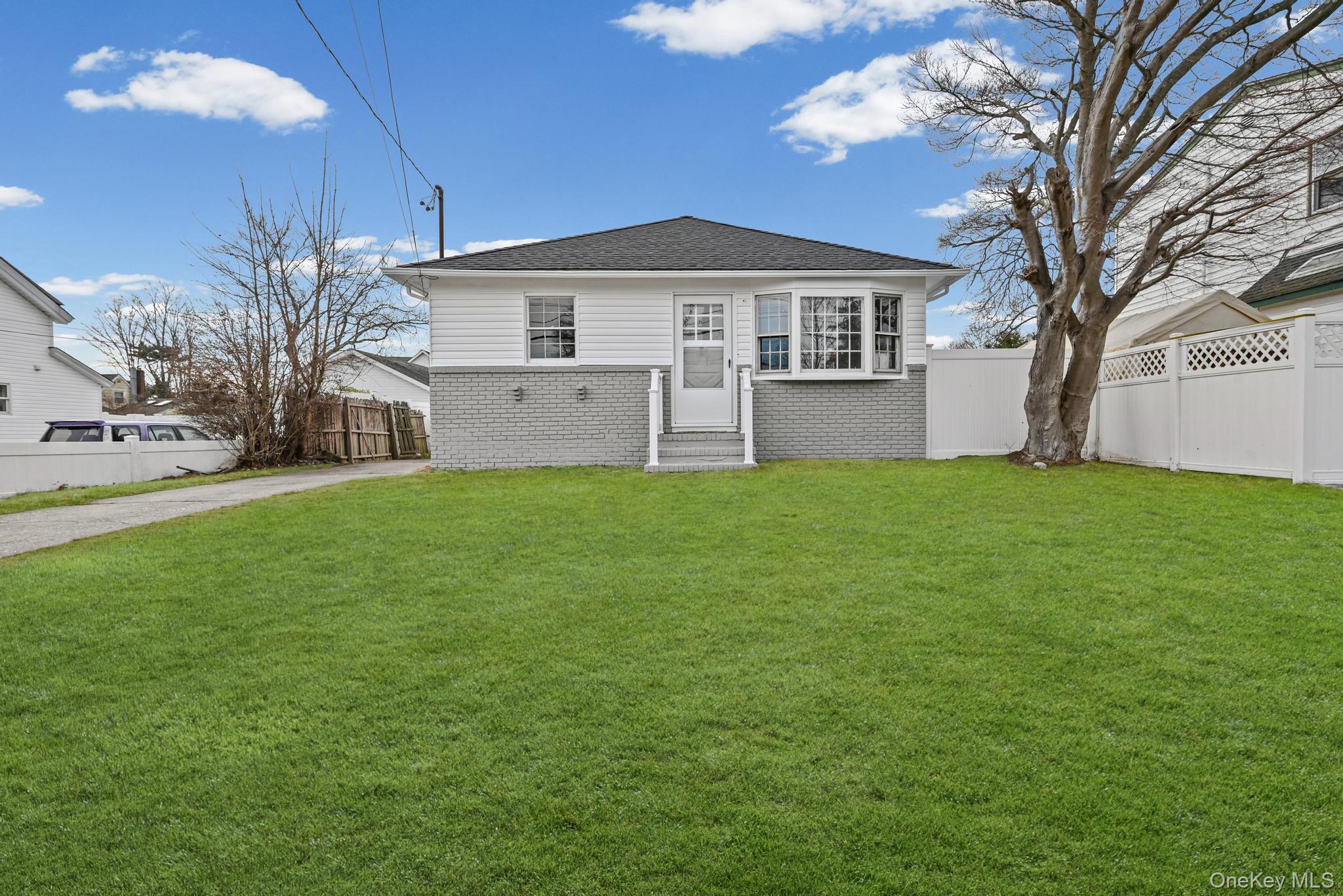 #1 photo, 88 N Penataquit Avenue, Саффолк ‖ Bay Shore , NY 11706