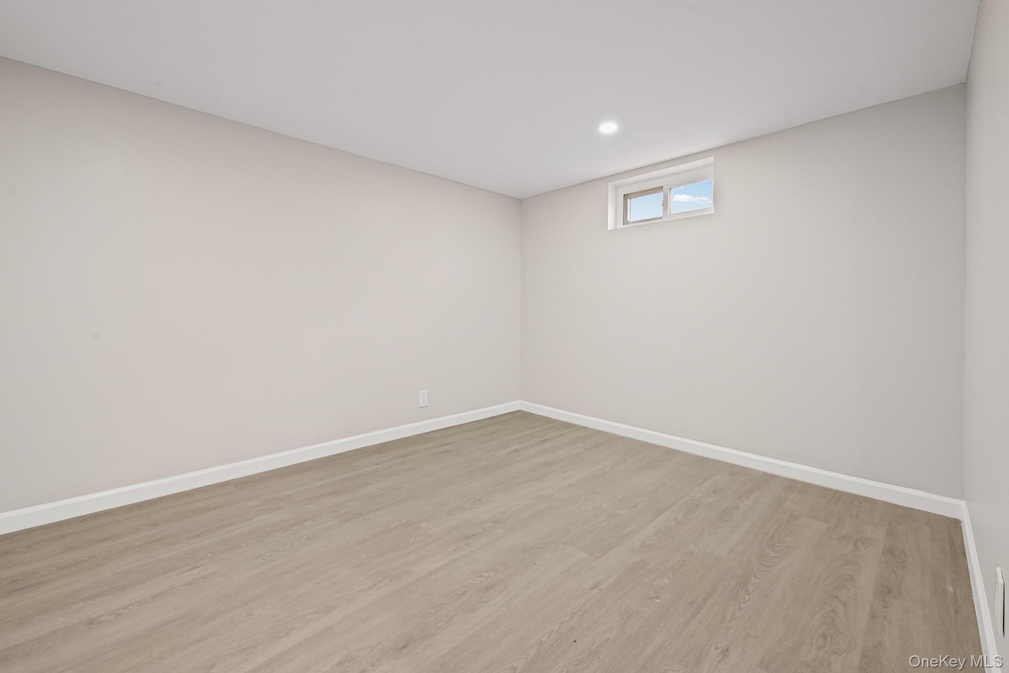 #18 photo, 88 N Penataquit Avenue, Саффолк ‖ Bay Shore , NY 11706