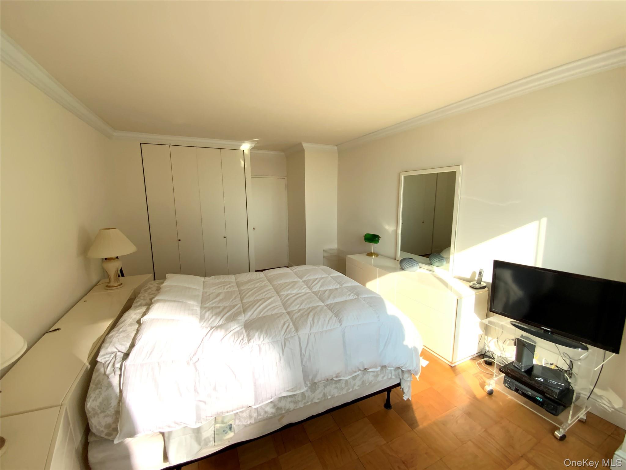 #13 photo, 26910 Grand Central Parkway, كوينز Floral Park , NY 11005