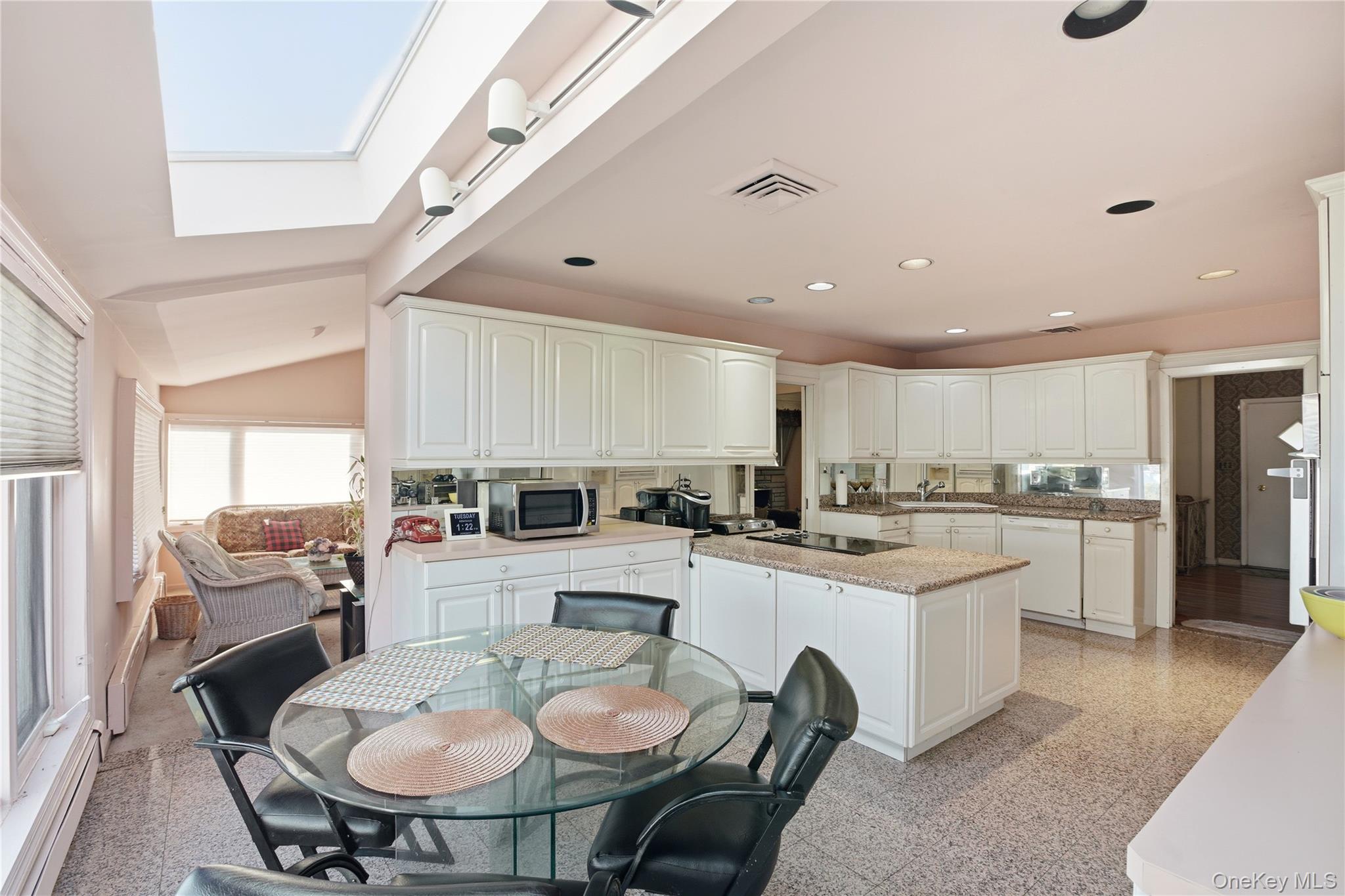 #11 photo, 2717 216th Street, كوينز Bayside , NY 11360